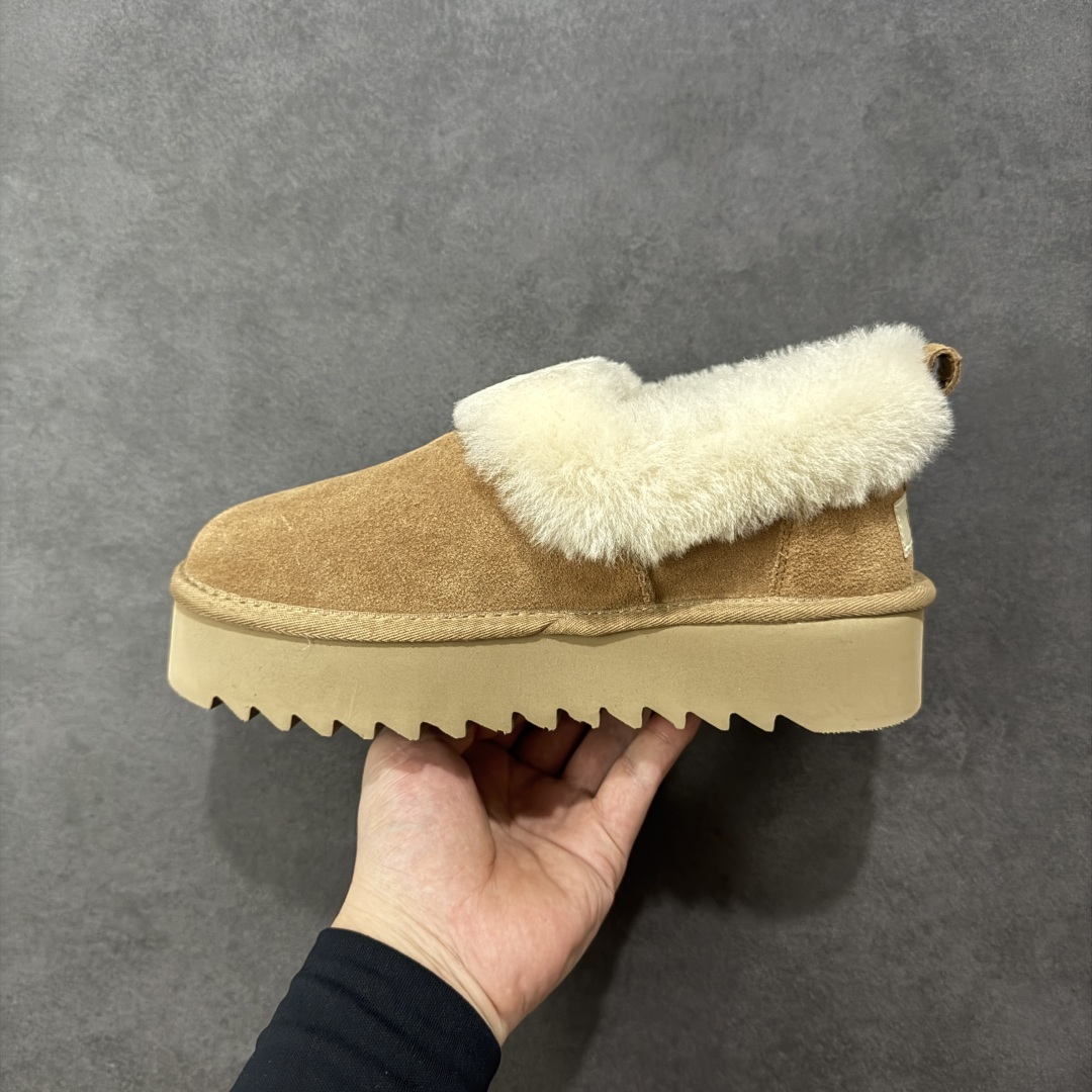 图片[2]-【SP顶级版】UGG W NITA NITA NITA 秋冬羊毛一体雪地靴 W/1166733 原代工厂隆丰A级真羊毛皮一体完全遵循正平正品，精选A级羊皮毛一体材质，内里毛绒如云朵般包裹双脚，白带恒温属性一寒锁温抗冻，股季透气排湿，让双脚时刻处于干爽舒适的状态，轻量化设计搭配柔韧鞋底，每一步都似踩在软垫上，再加上贴合足型的弧度与足跟支撑，无论是居家休憩,外出通勤还是日常跑腿，全天行走也无负担。 从经典高筒靴到简约拖鞋，从基础中性色到潮流设计，既能与牛仔裤、卫衣打造随性日常，也能搭配裙子、男女同款更能轻松适配情侣穿搭。 优质羊皮毛天生耐磨损，搭配扎实工艺与防水科技加持，能抵御日常磨损与雨雪侵袭。一双穿数年仍能保持柔软质感💪🏻 尺码：35-40-选品中心