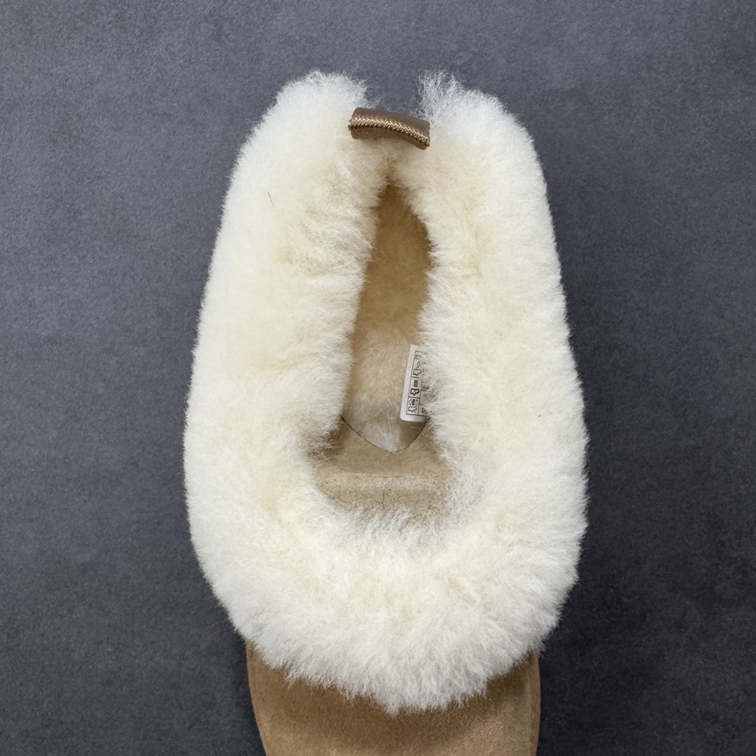 图片[7]-【SP顶级版】UGG W CLASSIC MINI 2 秋冬羊毛一体雪地靴 W/1171393 原代工厂隆丰A级真羊毛皮一体完全遵循正平正品，精选A级羊皮毛一体材质，内里毛绒如云朵般包裹双脚，白带恒温属性一寒锁温抗冻，股季透气排湿，让双脚时刻处于干爽舒适的状态，轻量化设计搭配柔韧鞋底，每一步都似踩在软垫上，再加上贴合足型的弧度与足跟支撑，无论是居家休憩,外出通勤还是日常跑腿，全天行走也无负担。 从经典高筒靴到简约拖鞋，从基础中性色到潮流设计，既能与牛仔裤、卫衣打造随性日常，也能搭配裙子、男女同款更能轻松适配情侣穿搭。 优质羊皮毛天生耐磨损，搭配扎实工艺与防水科技加持，能抵御日常磨损与雨雪侵袭。一双穿数年仍能保持柔软质感💪🏻 尺码：35-40-选品中心