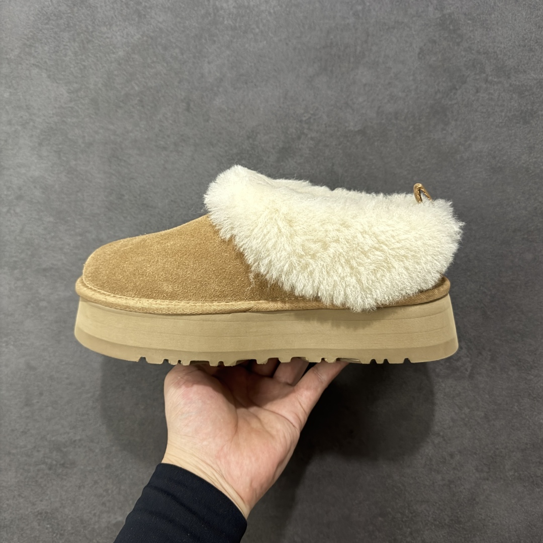 图片[2]-【SP顶级版】UGG W CLASSIC MINI 2 秋冬羊毛一体雪地靴 W/1171393 原代工厂隆丰A级真羊毛皮一体完全遵循正平正品，精选A级羊皮毛一体材质，内里毛绒如云朵般包裹双脚，白带恒温属性一寒锁温抗冻，股季透气排湿，让双脚时刻处于干爽舒适的状态，轻量化设计搭配柔韧鞋底，每一步都似踩在软垫上，再加上贴合足型的弧度与足跟支撑，无论是居家休憩,外出通勤还是日常跑腿，全天行走也无负担。 从经典高筒靴到简约拖鞋，从基础中性色到潮流设计，既能与牛仔裤、卫衣打造随性日常，也能搭配裙子、男女同款更能轻松适配情侣穿搭。 优质羊皮毛天生耐磨损，搭配扎实工艺与防水科技加持，能抵御日常磨损与雨雪侵袭。一双穿数年仍能保持柔软质感💪🏻 尺码：35-40-选品中心