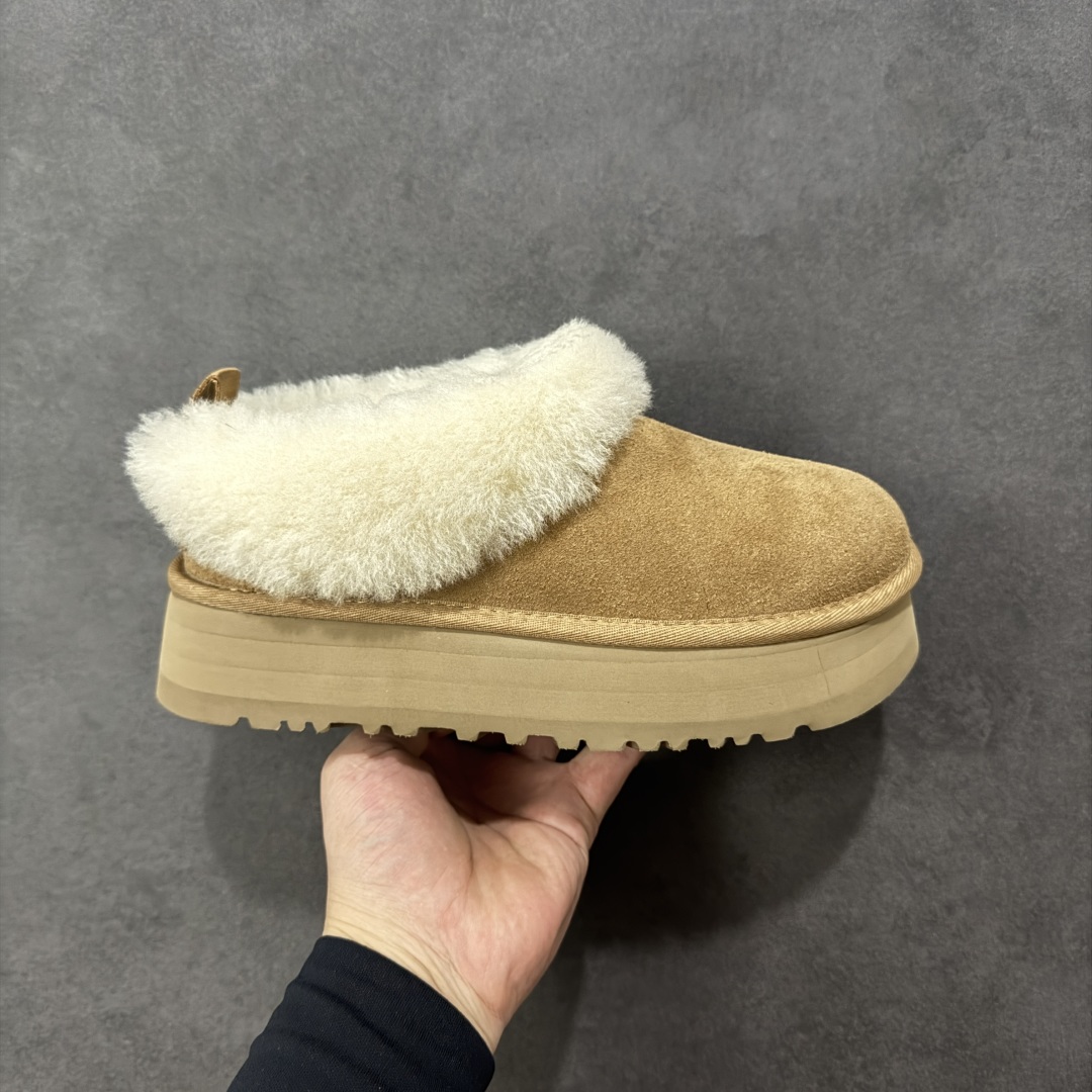 【SP顶级版】UGG W CLASSIC MINI 2 秋冬羊毛一体雪地靴 W/1171393 原代工厂隆丰A级真羊毛皮一体完全遵循正平正品，精选A级羊皮毛一体材质，内里毛绒如云朵般包裹双脚，白带恒温属性一寒锁温抗冻，股季透气排湿，让双脚时刻处于干爽舒适的状态，轻量化设计搭配柔韧鞋底，每一步都似踩在软垫上，再加上贴合足型的弧度与足跟支撑，无论是居家休憩,外出通勤还是日常跑腿，全天行走也无负担。 从经典高筒靴到简约拖鞋，从基础中性色到潮流设计，既能与牛仔裤、卫衣打造随性日常，也能搭配裙子、男女同款更能轻松适配情侣穿搭。 优质羊皮毛天生耐磨损，搭配扎实工艺与防水科技加持，能抵御日常磨损与雨雪侵袭。一双穿数年仍能保持柔软质感💪🏻 尺码：35-40-选品中心