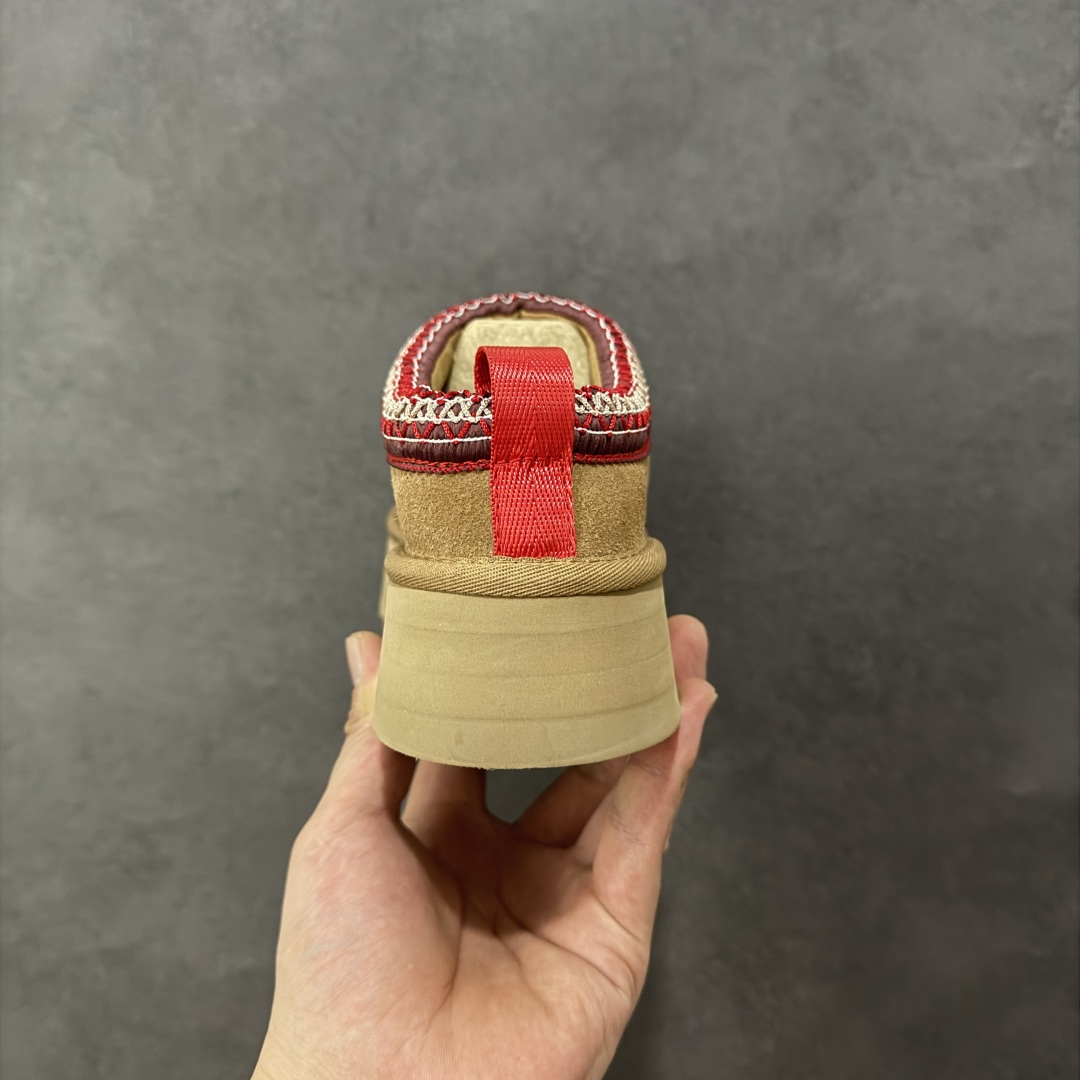 图片[4]-【SP顶级版】UGG 民族风半拖 W/1122553 秋冬羊毛一体雪地靴 原代工厂隆丰A级真羊毛皮一体完全遵循正平正品，精选A级羊皮毛一体材质，内里毛绒如云朵般包裹双脚，白带恒温属性一寒锁温抗冻，股季透气排湿，让双脚时刻处于干爽舒适的状态，轻量化设计搭配柔韧鞋底，每一步都似踩在软垫上，再加上贴合足型的弧度与足跟支撑，无论是居家休憩,外出通勤还是日常跑腿，全天行走也无负担。 从经典高筒靴到简约拖鞋，从基础中性色到潮流设计，既能与牛仔裤、卫衣打造随性日常，也能搭配裙子、男女同款更能轻松适配情侣穿搭。 优质羊皮毛天生耐磨损，搭配扎实工艺与防水科技加持，能抵御日常磨损与雨雪侵袭。一双穿数年仍能保持柔软质感💪🏻 尺码：35-40-选品中心