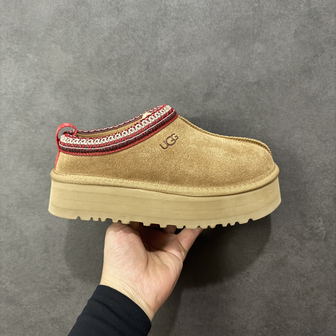 【SP顶级版】UGG 民族风半拖 W/1122553 秋冬羊毛一体雪地靴 原代工厂隆丰A级真羊毛皮一体完全遵循正平正品，精选A级羊皮毛一体材质，内里毛绒如云朵般包裹双脚，白带恒温属性一寒锁温抗冻，股季透气排湿，让双脚时刻处于干爽舒适的状态，轻量化设计搭配柔韧鞋底，每一步都似踩在软垫上，再加上贴合足型的弧度与足跟支撑，无论是居家休憩,外出通勤还是日常跑腿，全天行走也无负担。 从经典高筒靴到简约拖鞋，从基础中性色到潮流设计，既能与牛仔裤、卫衣打造随性日常，也能搭配裙子、男女同款更能轻松适配情侣穿搭。 优质羊皮毛天生耐磨损，搭配扎实工艺与防水科技加持，能抵御日常磨损与雨雪侵袭。一双穿数年仍能保持柔软质感💪🏻 尺码：35-40-选品中心