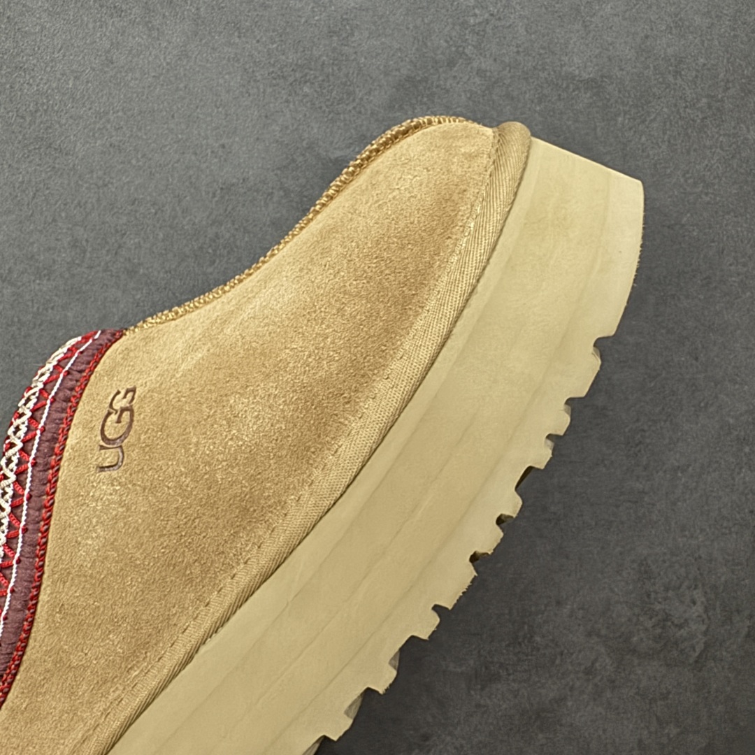 图片[5]-【SP顶级版】UGG 民族风半拖 W/1122553 秋冬羊毛一体雪地靴 原代工厂隆丰A级真羊毛皮一体完全遵循正平正品，精选A级羊皮毛一体材质，内里毛绒如云朵般包裹双脚，白带恒温属性一寒锁温抗冻，股季透气排湿，让双脚时刻处于干爽舒适的状态，轻量化设计搭配柔韧鞋底，每一步都似踩在软垫上，再加上贴合足型的弧度与足跟支撑，无论是居家休憩,外出通勤还是日常跑腿，全天行走也无负担。 从经典高筒靴到简约拖鞋，从基础中性色到潮流设计，既能与牛仔裤、卫衣打造随性日常，也能搭配裙子、男女同款更能轻松适配情侣穿搭。 优质羊皮毛天生耐磨损，搭配扎实工艺与防水科技加持，能抵御日常磨损与雨雪侵袭。一双穿数年仍能保持柔软质感💪🏻 尺码：35-40-选品中心