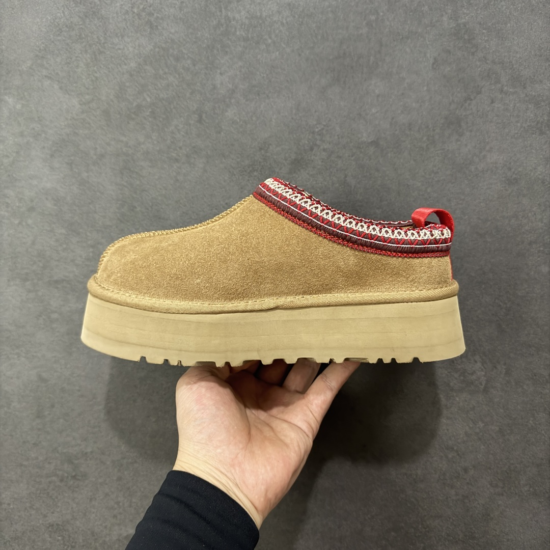 图片[2]-【SP顶级版】UGG 民族风半拖 W/1122553 秋冬羊毛一体雪地靴 原代工厂隆丰A级真羊毛皮一体完全遵循正平正品，精选A级羊皮毛一体材质，内里毛绒如云朵般包裹双脚，白带恒温属性一寒锁温抗冻，股季透气排湿，让双脚时刻处于干爽舒适的状态，轻量化设计搭配柔韧鞋底，每一步都似踩在软垫上，再加上贴合足型的弧度与足跟支撑，无论是居家休憩,外出通勤还是日常跑腿，全天行走也无负担。 从经典高筒靴到简约拖鞋，从基础中性色到潮流设计，既能与牛仔裤、卫衣打造随性日常，也能搭配裙子、男女同款更能轻松适配情侣穿搭。 优质羊皮毛天生耐磨损，搭配扎实工艺与防水科技加持，能抵御日常磨损与雨雪侵袭。一双穿数年仍能保持柔软质感💪🏻 尺码：35-40-选品中心