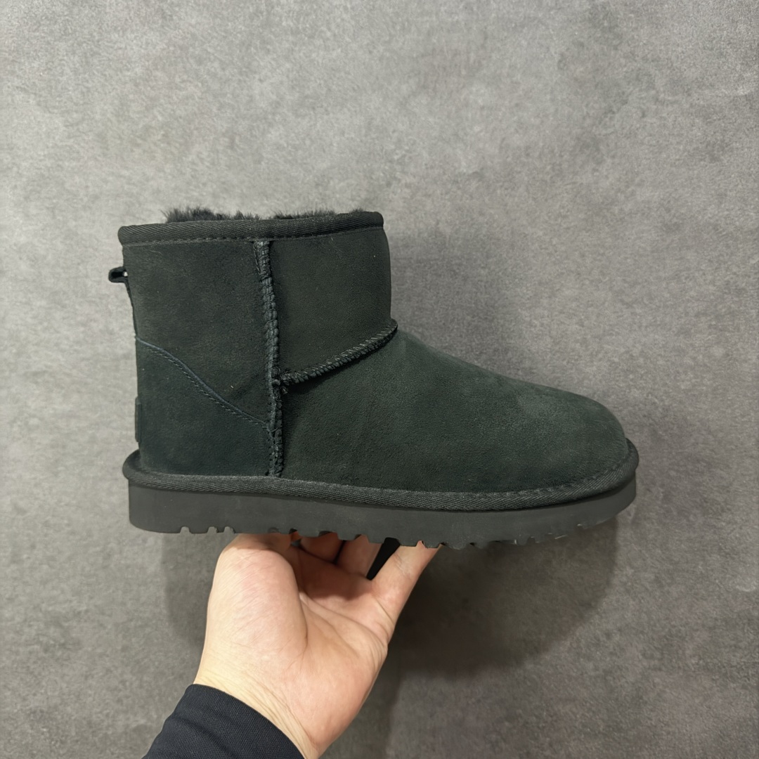 【SP顶级版】UGG 经典短筒1016222 秋冬羊毛一体雪地靴 原代工厂隆丰A级真羊毛皮一体完全遵循正平正品，精选A级羊皮毛一体材质，内里毛绒如云朵般包裹双脚，白带恒温属性一寒锁温抗冻，股季透气排湿，让双脚时刻处于干爽舒适的状态，轻量化设计搭配柔韧鞋底，每一步都似踩在软垫上，再加上贴合足型的弧度与足跟支撑，无论是居家休憩,外出通勤还是日常跑腿，全天行走也无负担。 从经典高筒靴到简约拖鞋，从基础中性色到潮流设计，既能与牛仔裤、卫衣打造随性日常，也能搭配裙子、男女同款更能轻松适配情侣穿搭。 优质羊皮毛天生耐磨损，搭配扎实工艺与防水科技加持，能抵御日常磨损与雨雪侵袭。一双穿数年仍能保持柔软质感💪🏻 尺码：35-40-选品中心