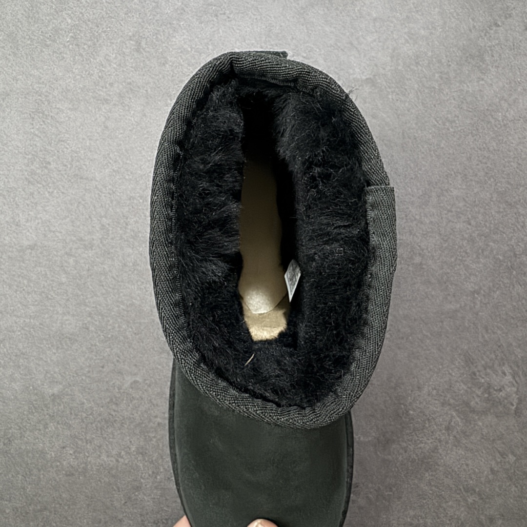 图片[7]-【SP顶级版】UGG 经典短筒1016222 秋冬羊毛一体雪地靴 原代工厂隆丰A级真羊毛皮一体完全遵循正平正品，精选A级羊皮毛一体材质，内里毛绒如云朵般包裹双脚，白带恒温属性一寒锁温抗冻，股季透气排湿，让双脚时刻处于干爽舒适的状态，轻量化设计搭配柔韧鞋底，每一步都似踩在软垫上，再加上贴合足型的弧度与足跟支撑，无论是居家休憩,外出通勤还是日常跑腿，全天行走也无负担。 从经典高筒靴到简约拖鞋，从基础中性色到潮流设计，既能与牛仔裤、卫衣打造随性日常，也能搭配裙子、男女同款更能轻松适配情侣穿搭。 优质羊皮毛天生耐磨损，搭配扎实工艺与防水科技加持，能抵御日常磨损与雨雪侵袭。一双穿数年仍能保持柔软质感💪🏻 尺码：35-40-选品中心