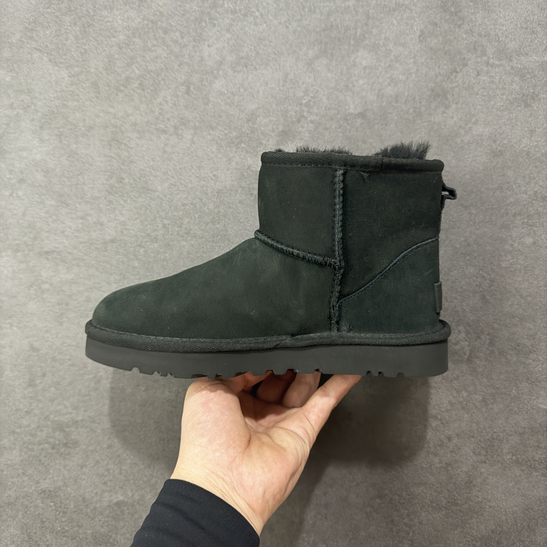 图片[2]-【SP顶级版】UGG 经典短筒1016222 秋冬羊毛一体雪地靴 原代工厂隆丰A级真羊毛皮一体完全遵循正平正品，精选A级羊皮毛一体材质，内里毛绒如云朵般包裹双脚，白带恒温属性一寒锁温抗冻，股季透气排湿，让双脚时刻处于干爽舒适的状态，轻量化设计搭配柔韧鞋底，每一步都似踩在软垫上，再加上贴合足型的弧度与足跟支撑，无论是居家休憩,外出通勤还是日常跑腿，全天行走也无负担。 从经典高筒靴到简约拖鞋，从基础中性色到潮流设计，既能与牛仔裤、卫衣打造随性日常，也能搭配裙子、男女同款更能轻松适配情侣穿搭。 优质羊皮毛天生耐磨损，搭配扎实工艺与防水科技加持，能抵御日常磨损与雨雪侵袭。一双穿数年仍能保持柔软质感💪🏻 尺码：35-40-选品中心