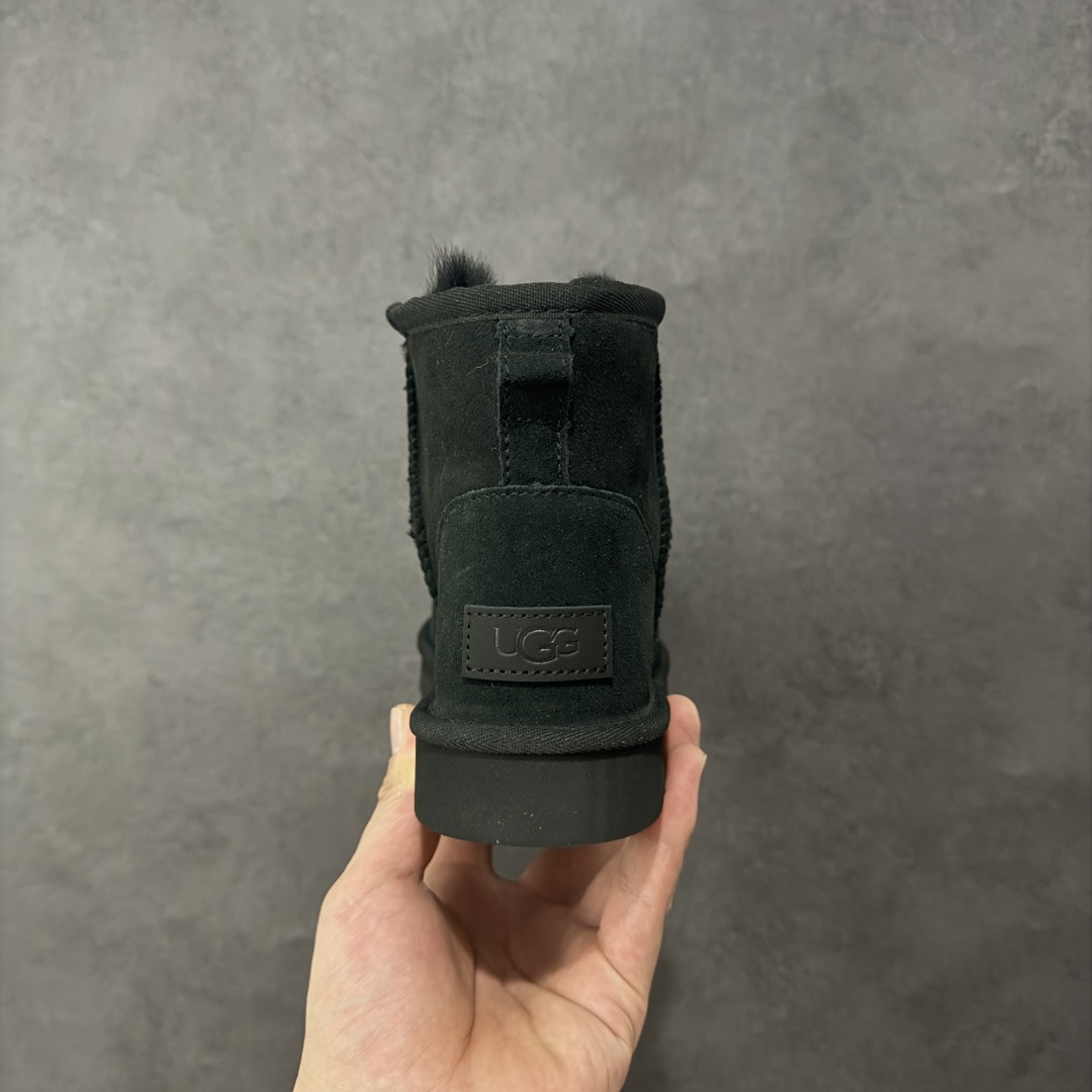 图片[4]-【SP顶级版】UGG 经典短筒1016222 秋冬羊毛一体雪地靴 原代工厂隆丰A级真羊毛皮一体完全遵循正平正品，精选A级羊皮毛一体材质，内里毛绒如云朵般包裹双脚，白带恒温属性一寒锁温抗冻，股季透气排湿，让双脚时刻处于干爽舒适的状态，轻量化设计搭配柔韧鞋底，每一步都似踩在软垫上，再加上贴合足型的弧度与足跟支撑，无论是居家休憩,外出通勤还是日常跑腿，全天行走也无负担。 从经典高筒靴到简约拖鞋，从基础中性色到潮流设计，既能与牛仔裤、卫衣打造随性日常，也能搭配裙子、男女同款更能轻松适配情侣穿搭。 优质羊皮毛天生耐磨损，搭配扎实工艺与防水科技加持，能抵御日常磨损与雨雪侵袭。一双穿数年仍能保持柔软质感💪🏻 尺码：35-40-选品中心