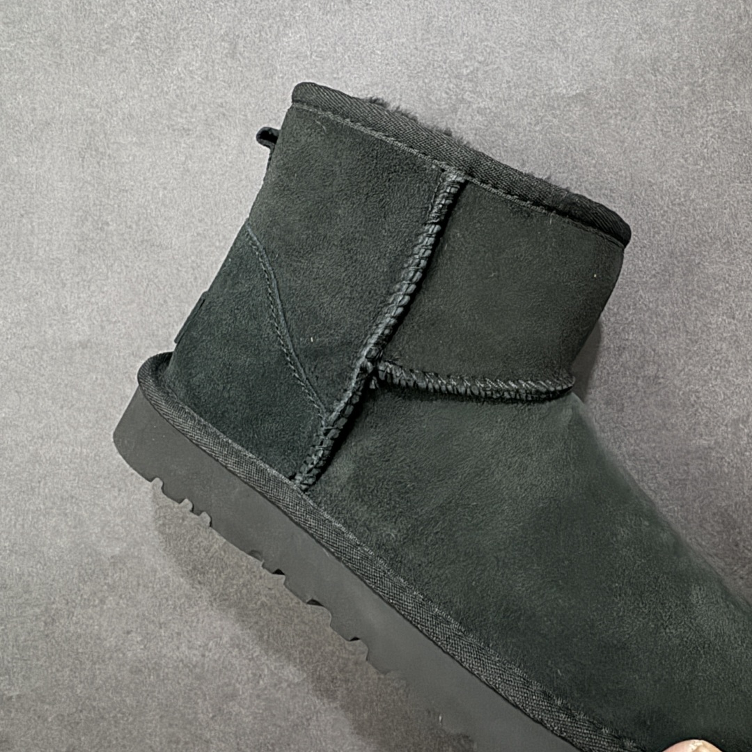 图片[6]-【SP顶级版】UGG 经典短筒1016222 秋冬羊毛一体雪地靴 原代工厂隆丰A级真羊毛皮一体完全遵循正平正品，精选A级羊皮毛一体材质，内里毛绒如云朵般包裹双脚，白带恒温属性一寒锁温抗冻，股季透气排湿，让双脚时刻处于干爽舒适的状态，轻量化设计搭配柔韧鞋底，每一步都似踩在软垫上，再加上贴合足型的弧度与足跟支撑，无论是居家休憩,外出通勤还是日常跑腿，全天行走也无负担。 从经典高筒靴到简约拖鞋，从基础中性色到潮流设计，既能与牛仔裤、卫衣打造随性日常，也能搭配裙子、男女同款更能轻松适配情侣穿搭。 优质羊皮毛天生耐磨损，搭配扎实工艺与防水科技加持，能抵御日常磨损与雨雪侵袭。一双穿数年仍能保持柔软质感💪🏻 尺码：35-40-选品中心