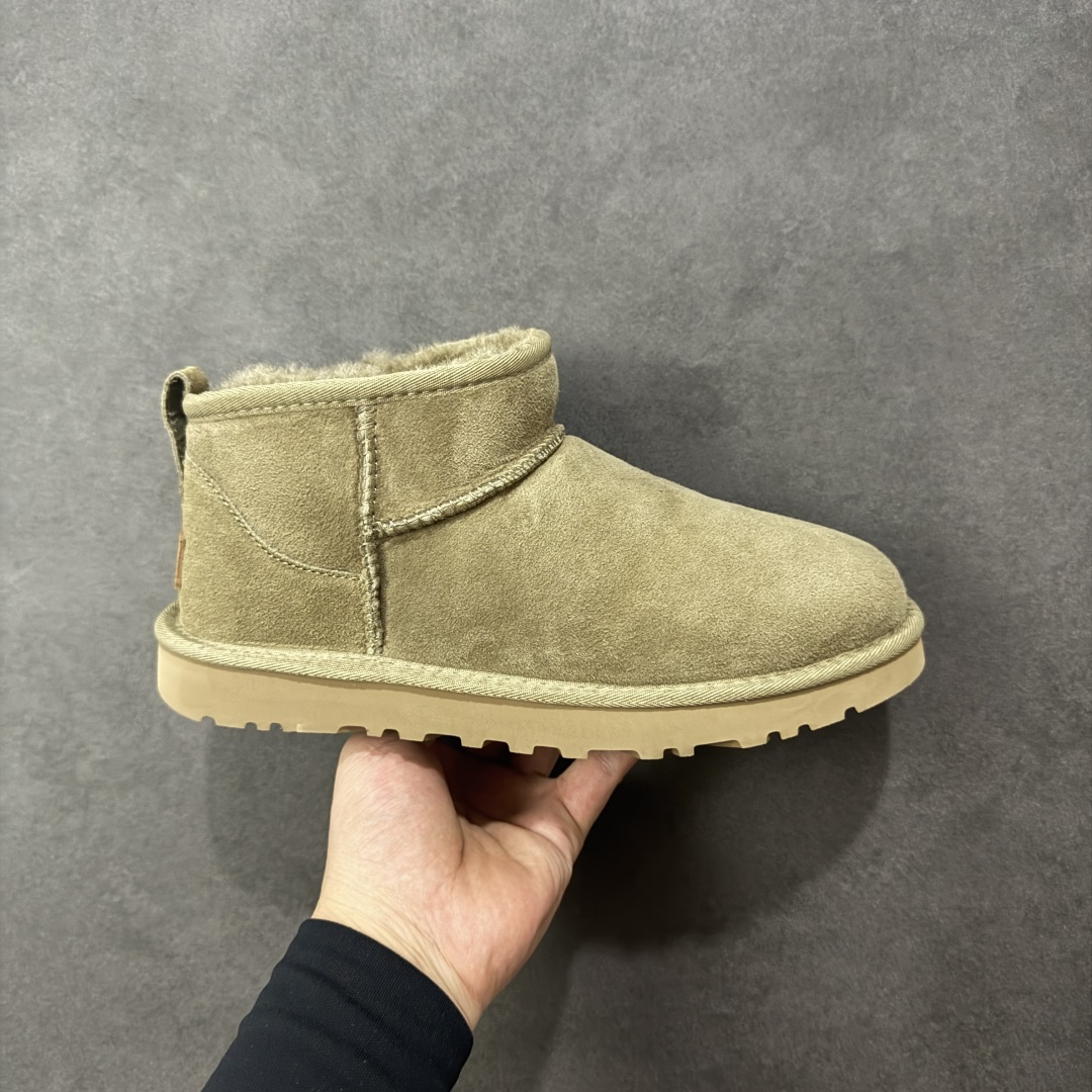 【SP顶级版】UGG 周冬雨MINI短靴 M/1116109 秋冬羊毛一体雪地靴 原代工厂隆丰A级真羊毛皮一体完全遵循正平正品，精选A级羊皮毛一体材质，内里毛绒如云朵般包裹双脚，白带恒温属性一寒锁温抗冻，股季透气排湿，让双脚时刻处于干爽舒适的状态，轻量化设计搭配柔韧鞋底，每一步都似踩在软垫上，再加上贴合足型的弧度与足跟支撑，无论是居家休憩,外出通勤还是日常跑腿，全天行走也无负担。 从经典高筒靴到简约拖鞋，从基础中性色到潮流设计，既能与牛仔裤、卫衣打造随性日常，也能搭配裙子、男女同款更能轻松适配情侣穿搭。 优质羊皮毛天生耐磨损，搭配扎实工艺与防水科技加持，能抵御日常磨损与雨雪侵袭。一双穿数年仍能保持柔软质感💪🏻 尺码：41-45-选品中心