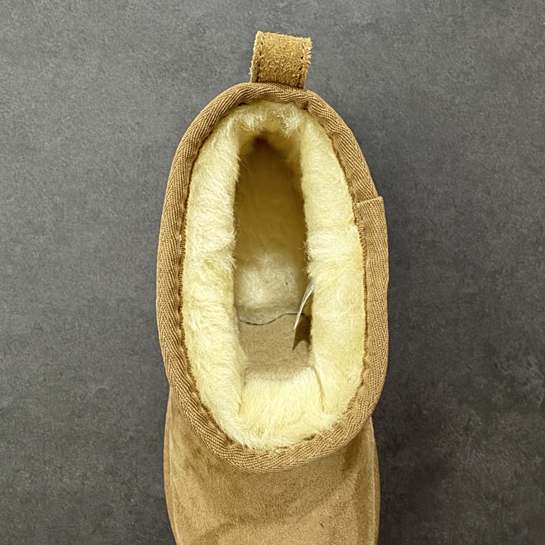 图片[7]-【SP顶级版】UGG 周冬雨MINI短靴 M/1116109 秋冬羊毛一体雪地靴 原代工厂隆丰A级真羊毛皮一体完全遵循正平正品，精选A级羊皮毛一体材质，内里毛绒如云朵般包裹双脚，白带恒温属性一寒锁温抗冻，股季透气排湿，让双脚时刻处于干爽舒适的状态，轻量化设计搭配柔韧鞋底，每一步都似踩在软垫上，再加上贴合足型的弧度与足跟支撑，无论是居家休憩,外出通勤还是日常跑腿，全天行走也无负担。 从经典高筒靴到简约拖鞋，从基础中性色到潮流设计，既能与牛仔裤、卫衣打造随性日常，也能搭配裙子、男女同款更能轻松适配情侣穿搭。 优质羊皮毛天生耐磨损，搭配扎实工艺与防水科技加持，能抵御日常磨损与雨雪侵袭。一双穿数年仍能保持柔软质感💪🏻 尺码：41-45-选品中心