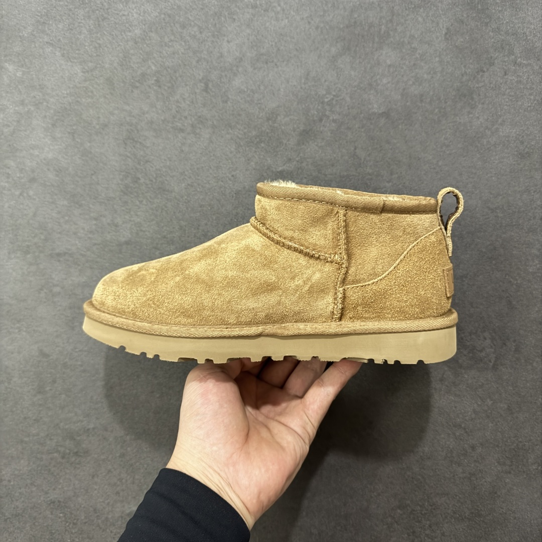 图片[2]-【SP顶级版】UGG 周冬雨MINI短靴 M/1116109 秋冬羊毛一体雪地靴 原代工厂隆丰A级真羊毛皮一体完全遵循正平正品，精选A级羊皮毛一体材质，内里毛绒如云朵般包裹双脚，白带恒温属性一寒锁温抗冻，股季透气排湿，让双脚时刻处于干爽舒适的状态，轻量化设计搭配柔韧鞋底，每一步都似踩在软垫上，再加上贴合足型的弧度与足跟支撑，无论是居家休憩,外出通勤还是日常跑腿，全天行走也无负担。 从经典高筒靴到简约拖鞋，从基础中性色到潮流设计，既能与牛仔裤、卫衣打造随性日常，也能搭配裙子、男女同款更能轻松适配情侣穿搭。 优质羊皮毛天生耐磨损，搭配扎实工艺与防水科技加持，能抵御日常磨损与雨雪侵袭。一双穿数年仍能保持柔软质感💪🏻 尺码：41-45-选品中心