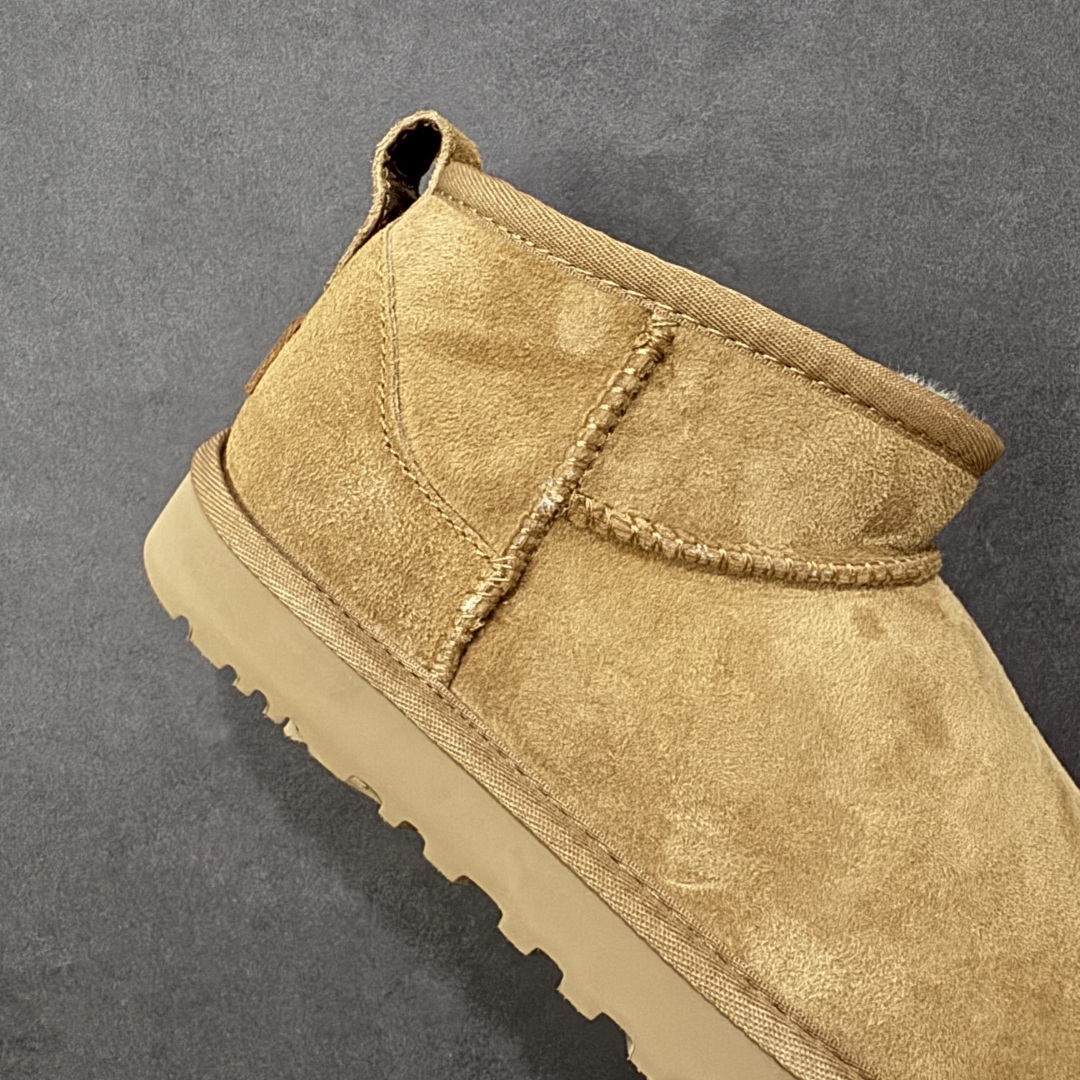 图片[6]-【SP顶级版】UGG 周冬雨MINI短靴 M/1116109 秋冬羊毛一体雪地靴 原代工厂隆丰A级真羊毛皮一体完全遵循正平正品，精选A级羊皮毛一体材质，内里毛绒如云朵般包裹双脚，白带恒温属性一寒锁温抗冻，股季透气排湿，让双脚时刻处于干爽舒适的状态，轻量化设计搭配柔韧鞋底，每一步都似踩在软垫上，再加上贴合足型的弧度与足跟支撑，无论是居家休憩,外出通勤还是日常跑腿，全天行走也无负担。 从经典高筒靴到简约拖鞋，从基础中性色到潮流设计，既能与牛仔裤、卫衣打造随性日常，也能搭配裙子、男女同款更能轻松适配情侣穿搭。 优质羊皮毛天生耐磨损，搭配扎实工艺与防水科技加持，能抵御日常磨损与雨雪侵袭。一双穿数年仍能保持柔软质感💪🏻 尺码：41-45-选品中心