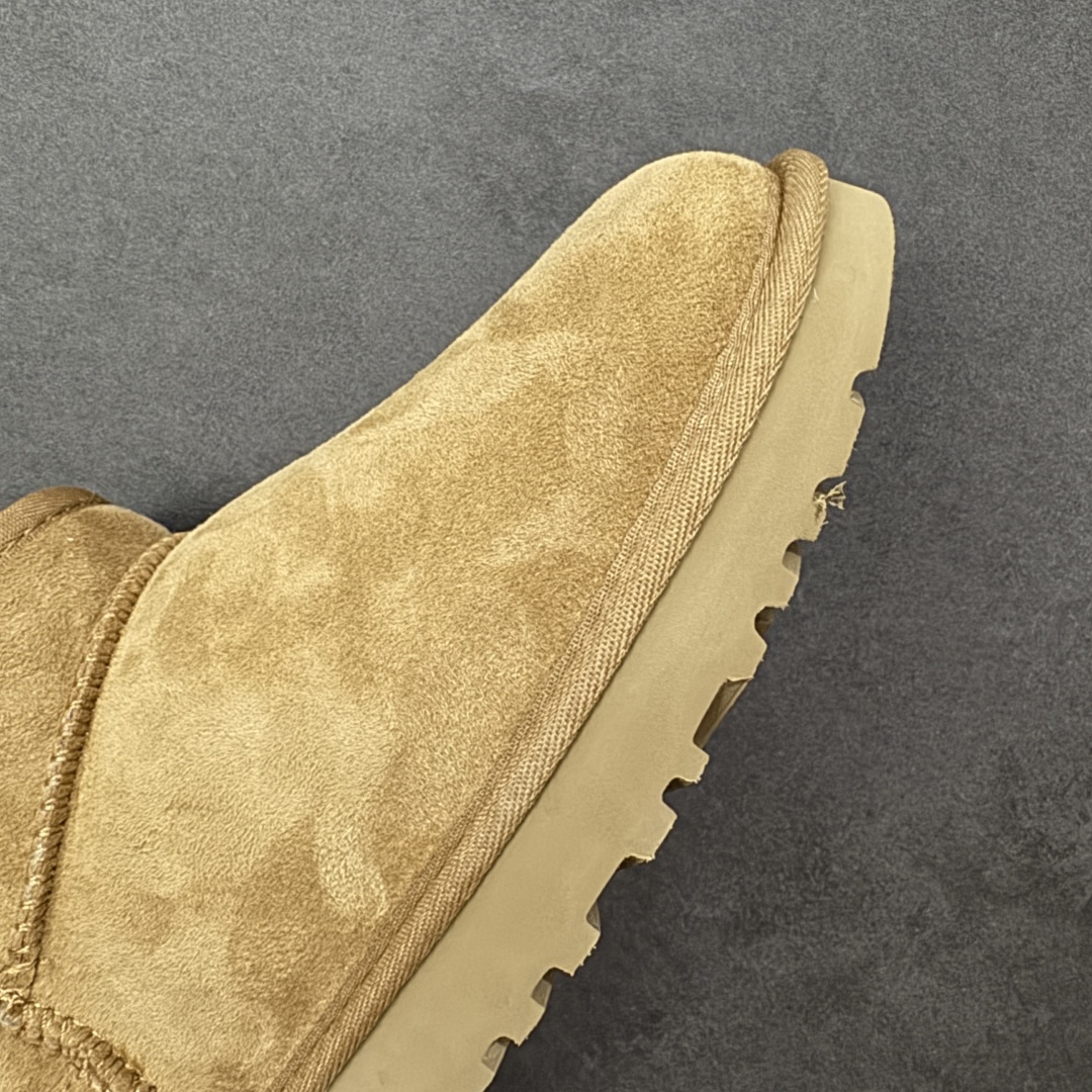 图片[5]-【SP顶级版】UGG 周冬雨MINI短靴 M/1116109 秋冬羊毛一体雪地靴 原代工厂隆丰A级真羊毛皮一体完全遵循正平正品，精选A级羊皮毛一体材质，内里毛绒如云朵般包裹双脚，白带恒温属性一寒锁温抗冻，股季透气排湿，让双脚时刻处于干爽舒适的状态，轻量化设计搭配柔韧鞋底，每一步都似踩在软垫上，再加上贴合足型的弧度与足跟支撑，无论是居家休憩,外出通勤还是日常跑腿，全天行走也无负担。 从经典高筒靴到简约拖鞋，从基础中性色到潮流设计，既能与牛仔裤、卫衣打造随性日常，也能搭配裙子、男女同款更能轻松适配情侣穿搭。 优质羊皮毛天生耐磨损，搭配扎实工艺与防水科技加持，能抵御日常磨损与雨雪侵袭。一双穿数年仍能保持柔软质感💪🏻 尺码：41-45-选品中心