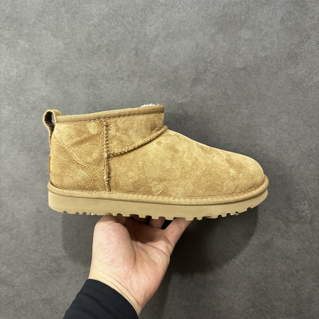 【SP顶级版】UGG 周冬雨MINI短靴 M/1116109 秋冬羊毛一体雪地靴 原代工厂隆丰A级真羊毛皮一体完全遵循正平正品，精选A级羊皮毛一体材质，内里毛绒如云朵般包裹双脚，白带恒温属性一寒锁温抗冻，股季透气排湿，让双脚时刻处于干爽舒适的状态，轻量化设计搭配柔韧鞋底，每一步都似踩在软垫上，再加上贴合足型的弧度与足跟支撑，无论是居家休憩,外出通勤还是日常跑腿，全天行走也无负担。 从经典高筒靴到简约拖鞋，从基础中性色到潮流设计，既能与牛仔裤、卫衣打造随性日常，也能搭配裙子、男女同款更能轻松适配情侣穿搭。 优质羊皮毛天生耐磨损，搭配扎实工艺与防水科技加持，能抵御日常磨损与雨雪侵袭。一双穿数年仍能保持柔软质感💪🏻 尺码：41-45-选品中心