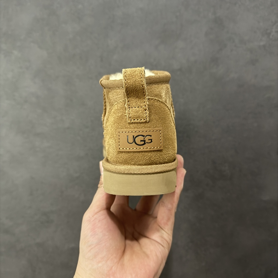 图片[4]-【SP顶级版】UGG 周冬雨MINI短靴 M/1116109 秋冬羊毛一体雪地靴 原代工厂隆丰A级真羊毛皮一体完全遵循正平正品，精选A级羊皮毛一体材质，内里毛绒如云朵般包裹双脚，白带恒温属性一寒锁温抗冻，股季透气排湿，让双脚时刻处于干爽舒适的状态，轻量化设计搭配柔韧鞋底，每一步都似踩在软垫上，再加上贴合足型的弧度与足跟支撑，无论是居家休憩,外出通勤还是日常跑腿，全天行走也无负担。 从经典高筒靴到简约拖鞋，从基础中性色到潮流设计，既能与牛仔裤、卫衣打造随性日常，也能搭配裙子、男女同款更能轻松适配情侣穿搭。 优质羊皮毛天生耐磨损，搭配扎实工艺与防水科技加持，能抵御日常磨损与雨雪侵袭。一双穿数年仍能保持柔软质感💪🏻 尺码：41-45-选品中心