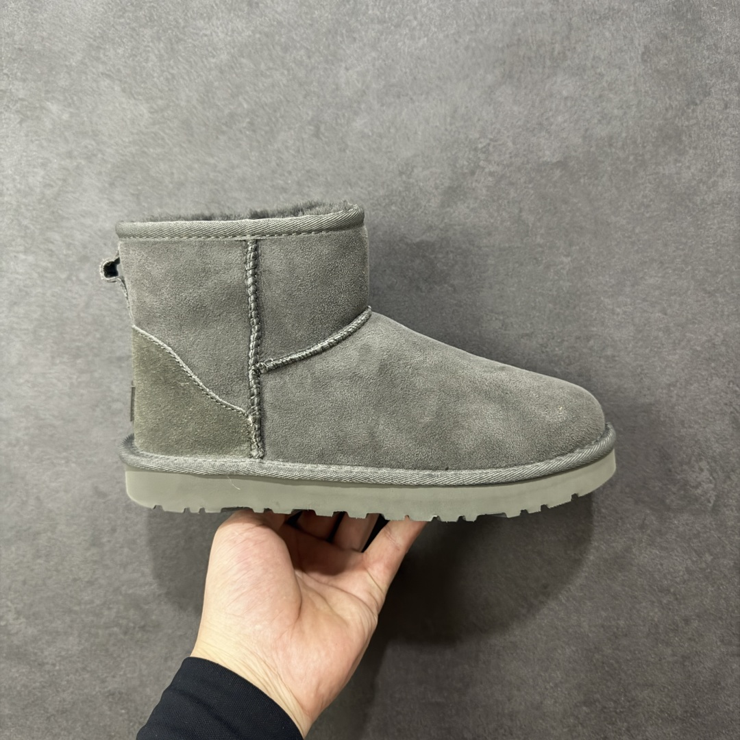 【SP顶级版】UGG 经典短筒1016222 秋冬羊毛一体雪地靴 原代工厂隆丰A级真羊毛皮一体完全遵循正平正品，精选A级羊皮毛一体材质，内里毛绒如云朵般包裹双脚，白带恒温属性一寒锁温抗冻，股季透气排湿，让双脚时刻处于干爽舒适的状态，轻量化设计搭配柔韧鞋底，每一步都似踩在软垫上，再加上贴合足型的弧度与足跟支撑，无论是居家休憩,外出通勤还是日常跑腿，全天行走也无负担。 从经典高筒靴到简约拖鞋，从基础中性色到潮流设计，既能与牛仔裤、卫衣打造随性日常，也能搭配裙子、男女同款更能轻松适配情侣穿搭。 优质羊皮毛天生耐磨损，搭配扎实工艺与防水科技加持，能抵御日常磨损与雨雪侵袭。一双穿数年仍能保持柔软质感💪🏻 尺码：35-40-选品中心