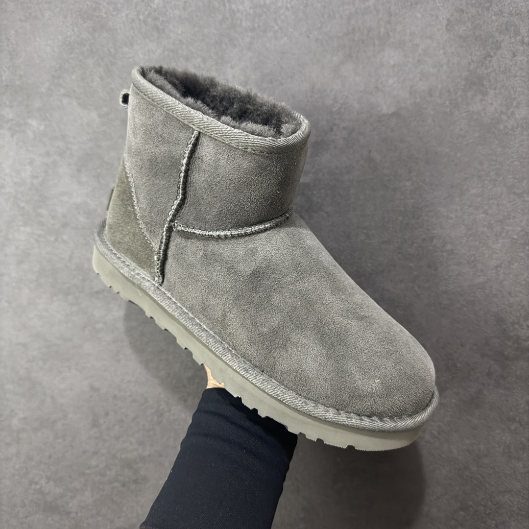 图片[3]-【SP顶级版】UGG 经典短筒1016222 秋冬羊毛一体雪地靴 原代工厂隆丰A级真羊毛皮一体完全遵循正平正品，精选A级羊皮毛一体材质，内里毛绒如云朵般包裹双脚，白带恒温属性一寒锁温抗冻，股季透气排湿，让双脚时刻处于干爽舒适的状态，轻量化设计搭配柔韧鞋底，每一步都似踩在软垫上，再加上贴合足型的弧度与足跟支撑，无论是居家休憩,外出通勤还是日常跑腿，全天行走也无负担。 从经典高筒靴到简约拖鞋，从基础中性色到潮流设计，既能与牛仔裤、卫衣打造随性日常，也能搭配裙子、男女同款更能轻松适配情侣穿搭。 优质羊皮毛天生耐磨损，搭配扎实工艺与防水科技加持，能抵御日常磨损与雨雪侵袭。一双穿数年仍能保持柔软质感💪🏻 尺码：35-40-选品中心