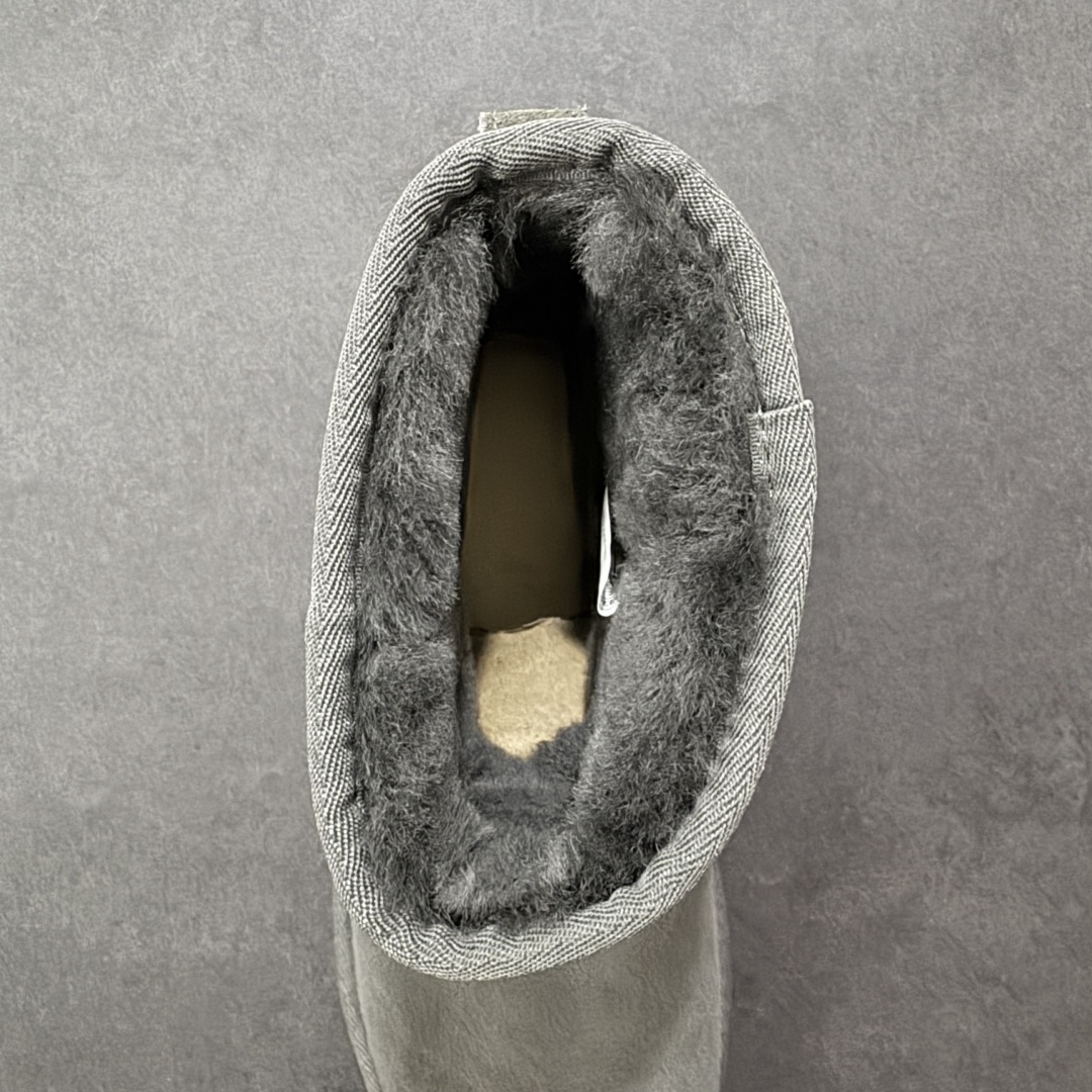 图片[7]-【SP顶级版】UGG 经典短筒1016222 秋冬羊毛一体雪地靴 原代工厂隆丰A级真羊毛皮一体完全遵循正平正品，精选A级羊皮毛一体材质，内里毛绒如云朵般包裹双脚，白带恒温属性一寒锁温抗冻，股季透气排湿，让双脚时刻处于干爽舒适的状态，轻量化设计搭配柔韧鞋底，每一步都似踩在软垫上，再加上贴合足型的弧度与足跟支撑，无论是居家休憩,外出通勤还是日常跑腿，全天行走也无负担。 从经典高筒靴到简约拖鞋，从基础中性色到潮流设计，既能与牛仔裤、卫衣打造随性日常，也能搭配裙子、男女同款更能轻松适配情侣穿搭。 优质羊皮毛天生耐磨损，搭配扎实工艺与防水科技加持，能抵御日常磨损与雨雪侵袭。一双穿数年仍能保持柔软质感💪🏻 尺码：35-40-选品中心