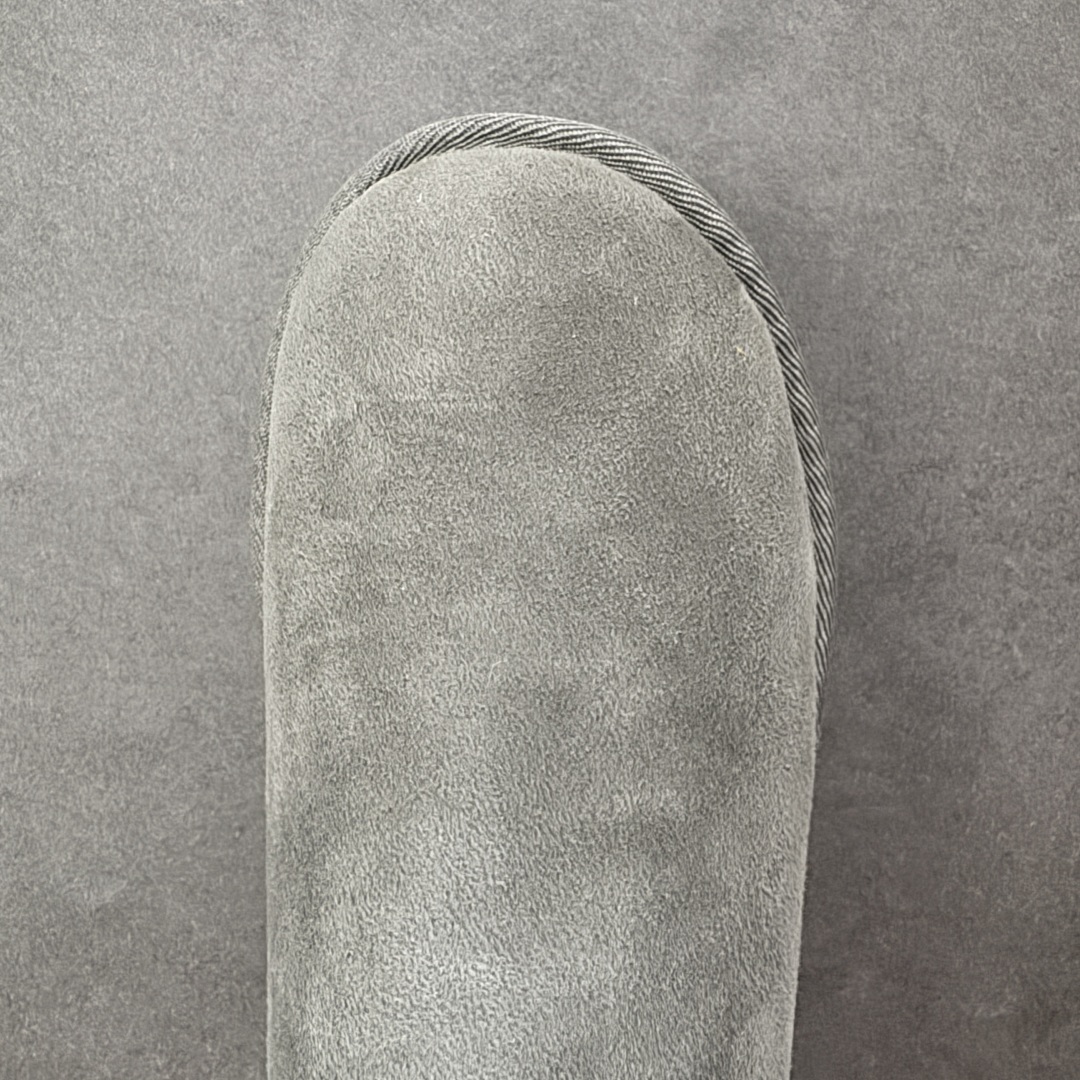 图片[8]-【SP顶级版】UGG 经典短筒1016222 秋冬羊毛一体雪地靴 原代工厂隆丰A级真羊毛皮一体完全遵循正平正品，精选A级羊皮毛一体材质，内里毛绒如云朵般包裹双脚，白带恒温属性一寒锁温抗冻，股季透气排湿，让双脚时刻处于干爽舒适的状态，轻量化设计搭配柔韧鞋底，每一步都似踩在软垫上，再加上贴合足型的弧度与足跟支撑，无论是居家休憩,外出通勤还是日常跑腿，全天行走也无负担。 从经典高筒靴到简约拖鞋，从基础中性色到潮流设计，既能与牛仔裤、卫衣打造随性日常，也能搭配裙子、男女同款更能轻松适配情侣穿搭。 优质羊皮毛天生耐磨损，搭配扎实工艺与防水科技加持，能抵御日常磨损与雨雪侵袭。一双穿数年仍能保持柔软质感💪🏻 尺码：35-40-选品中心