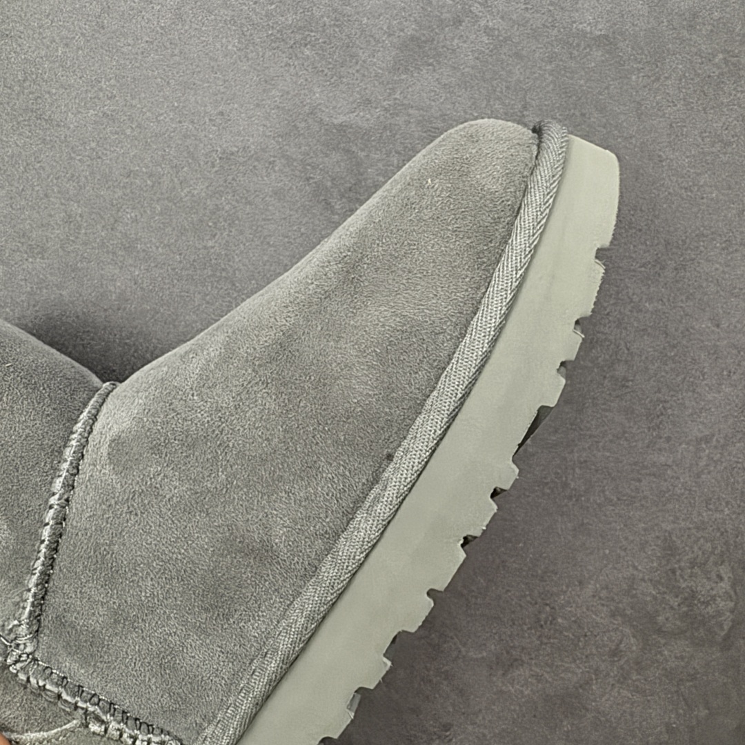 图片[5]-【SP顶级版】UGG 经典短筒1016222 秋冬羊毛一体雪地靴 原代工厂隆丰A级真羊毛皮一体完全遵循正平正品，精选A级羊皮毛一体材质，内里毛绒如云朵般包裹双脚，白带恒温属性一寒锁温抗冻，股季透气排湿，让双脚时刻处于干爽舒适的状态，轻量化设计搭配柔韧鞋底，每一步都似踩在软垫上，再加上贴合足型的弧度与足跟支撑，无论是居家休憩,外出通勤还是日常跑腿，全天行走也无负担。 从经典高筒靴到简约拖鞋，从基础中性色到潮流设计，既能与牛仔裤、卫衣打造随性日常，也能搭配裙子、男女同款更能轻松适配情侣穿搭。 优质羊皮毛天生耐磨损，搭配扎实工艺与防水科技加持，能抵御日常磨损与雨雪侵袭。一双穿数年仍能保持柔软质感💪🏻 尺码：35-40-选品中心