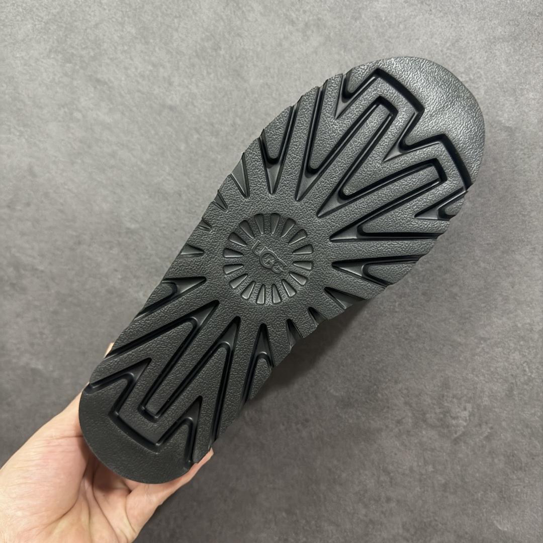 图片[9]-【SP顶级版】UGG 冬季雪地靴 海登休闲一脚蹬 1158354 原代工厂隆丰A级真羊毛皮一体完全遵循正平正品，精选A级羊皮毛一体材质，内里毛绒如云朵般包裹双脚，白带恒温属性一寒锁温抗冻，股季透气排湿，让双脚时刻处于干爽舒适的状态，轻量化设计搭配柔韧鞋底，每一步都似踩在软垫上，再加上贴合足型的弧度与足跟支撑，无论是居家休憩,外出通勤还是日常跑腿，全天行走也无负担。 从经典高筒靴到简约拖鞋，从基础中性色到潮流设计，既能与牛仔裤、卫衣打造随性日常，也能搭配裙子、男女同款更能轻松适配情侣穿搭。 优质羊皮毛天生耐磨损，搭配扎实工艺与防水科技加持，能抵御日常磨损与雨雪侵袭。一双穿数年仍能保持柔软质感💪🏻 尺码：35-45-选品中心