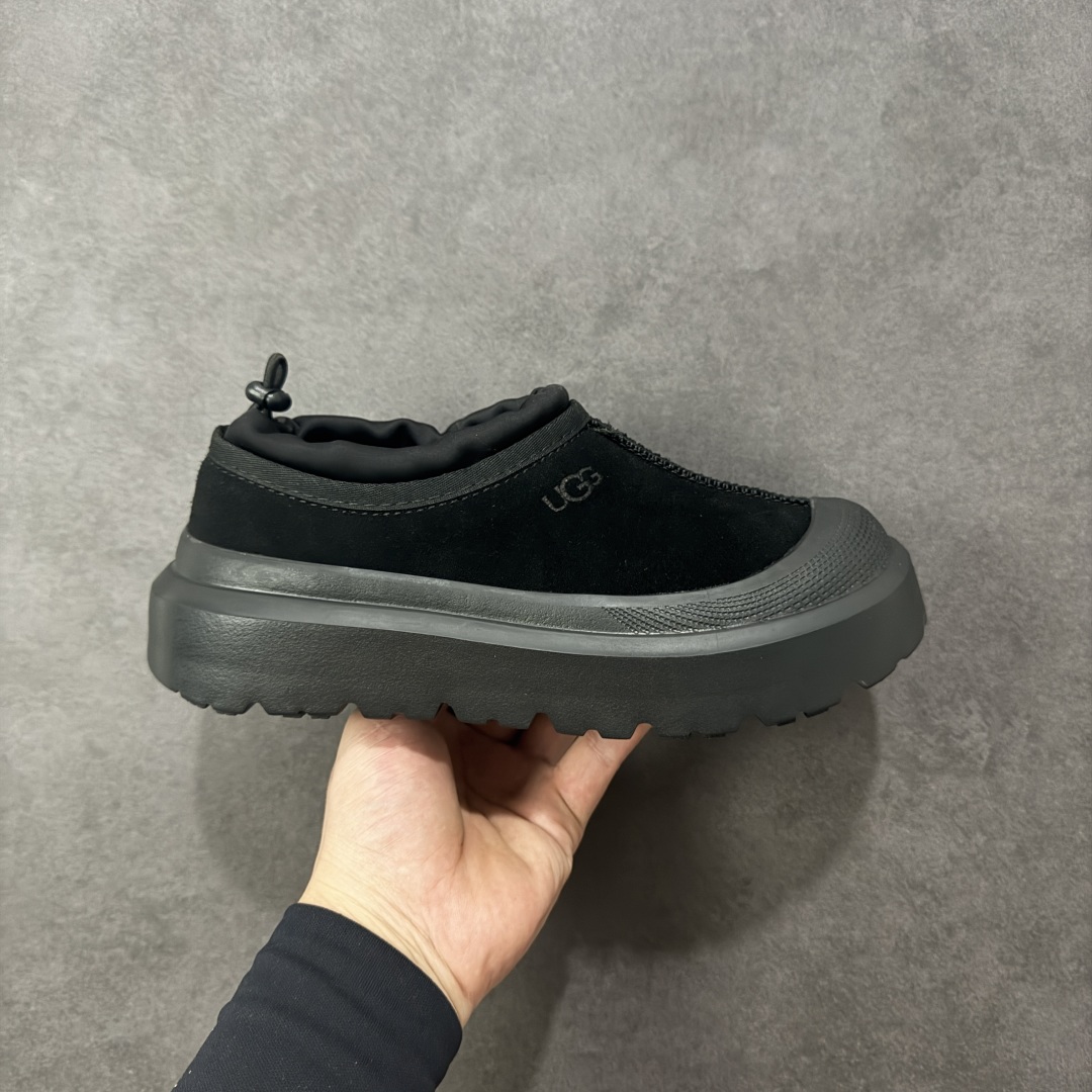 【SP顶级版】UGG 1144096 塔尔曼秋冬羊毛一体雪地靴 原代工厂隆丰A级真羊毛皮一体完全遵循正平正品，精选A级羊皮毛一体材质，内里毛绒如云朵般包裹双脚，白带恒温属性一寒锁温抗冻，股季透气排湿，让双脚时刻处于干爽舒适的状态，轻量化设计搭配柔韧鞋底，每一步都似踩在软垫上，再加上贴合足型的弧度与足跟支撑，无论是居家休憩,外出通勤还是日常跑腿，全天行走也无负担。 从经典高筒靴到简约拖鞋，从基础中性色到潮流设计，既能与牛仔裤、卫衣打造随性日常，也能搭配裙子、男女同款更能轻松适配情侣穿搭。 优质羊皮毛天生耐磨损，搭配扎实工艺与防水科技加持，能抵御日常磨损与雨雪侵袭。一双穿数年仍能保持柔软质感💪🏻 尺码：35-45-选品中心