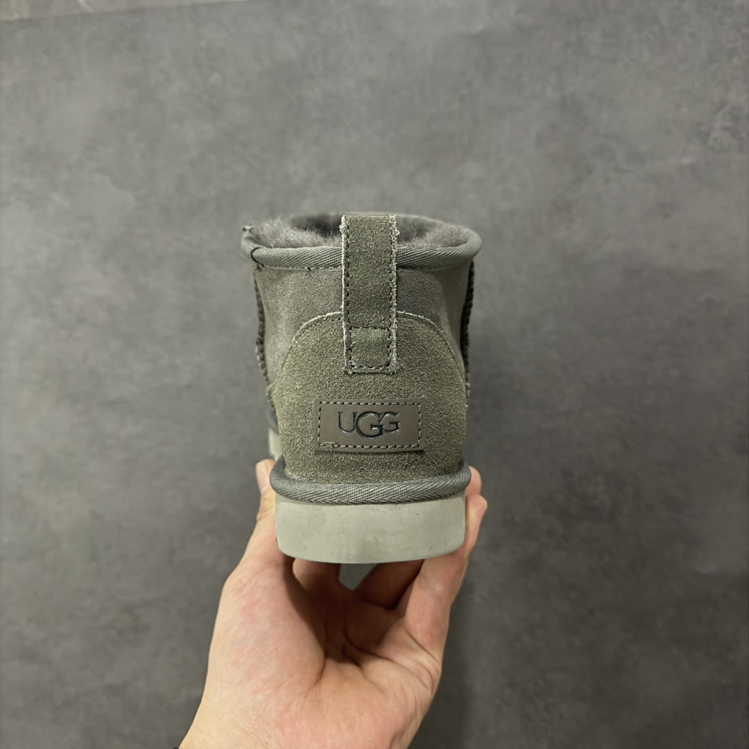 图片[4]-【SP顶级版】UGG 周冬雨MINI短靴 M/1116109 秋冬羊毛一体雪地靴 原代工厂隆丰A级真羊毛皮一体完全遵循正平正品，精选A级羊皮毛一体材质，内里毛绒如云朵般包裹双脚，白带恒温属性一寒锁温抗冻，股季透气排湿，让双脚时刻处于干爽舒适的状态，轻量化设计搭配柔韧鞋底，每一步都似踩在软垫上，再加上贴合足型的弧度与足跟支撑，无论是居家休憩,外出通勤还是日常跑腿，全天行走也无负担。 从经典高筒靴到简约拖鞋，从基础中性色到潮流设计，既能与牛仔裤、卫衣打造随性日常，也能搭配裙子、男女同款更能轻松适配情侣穿搭。 优质羊皮毛天生耐磨损，搭配扎实工艺与防水科技加持，能抵御日常磨损与雨雪侵袭。一双穿数年仍能保持柔软质感💪🏻 尺码：41-45-选品中心