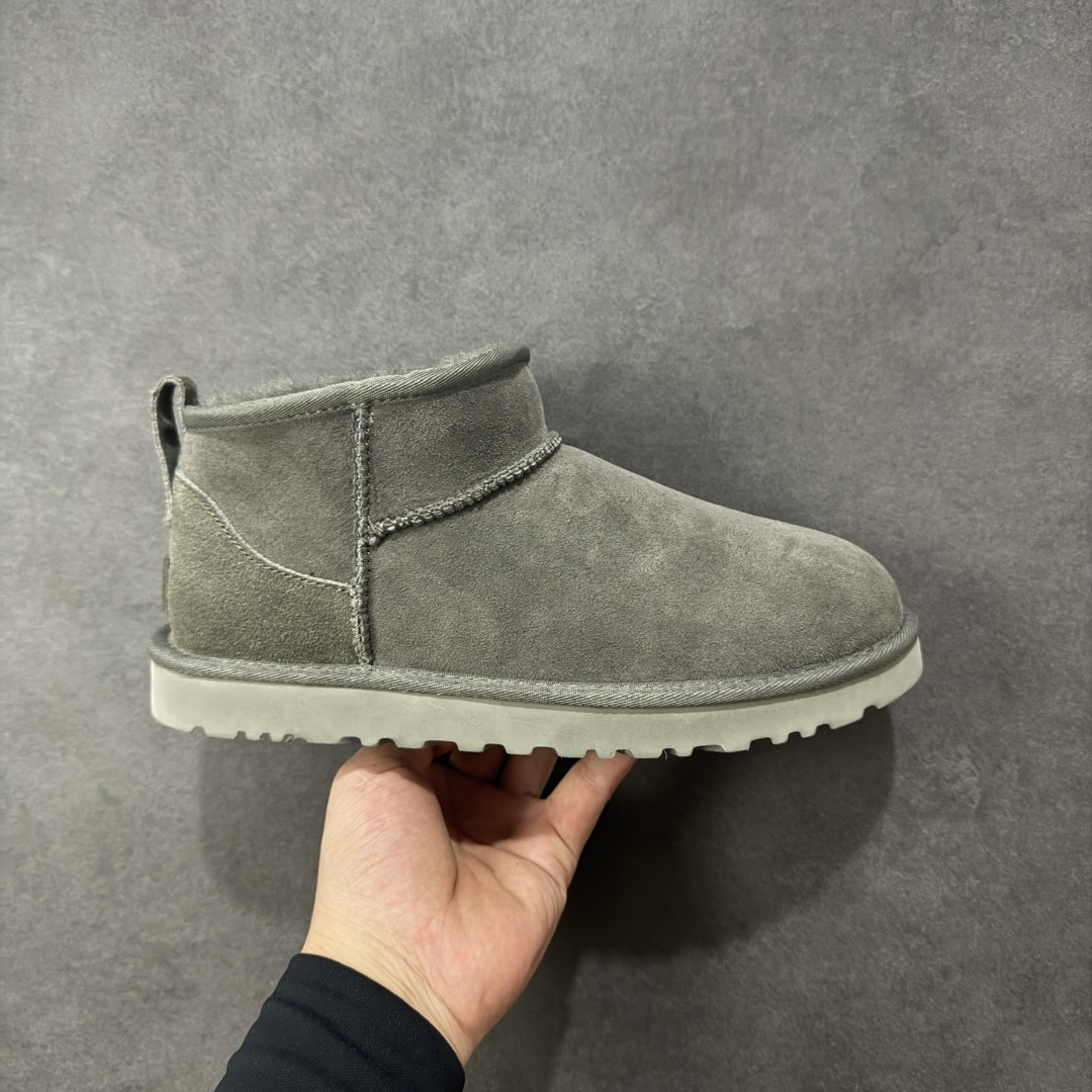 【SP顶级版】UGG 周冬雨MINI短靴 M/1116109 秋冬羊毛一体雪地靴 原代工厂隆丰A级真羊毛皮一体完全遵循正平正品，精选A级羊皮毛一体材质，内里毛绒如云朵般包裹双脚，白带恒温属性一寒锁温抗冻，股季透气排湿，让双脚时刻处于干爽舒适的状态，轻量化设计搭配柔韧鞋底，每一步都似踩在软垫上，再加上贴合足型的弧度与足跟支撑，无论是居家休憩,外出通勤还是日常跑腿，全天行走也无负担。 从经典高筒靴到简约拖鞋，从基础中性色到潮流设计，既能与牛仔裤、卫衣打造随性日常，也能搭配裙子、男女同款更能轻松适配情侣穿搭。 优质羊皮毛天生耐磨损，搭配扎实工艺与防水科技加持，能抵御日常磨损与雨雪侵袭。一双穿数年仍能保持柔软质感💪🏻 尺码：41-45-选品中心