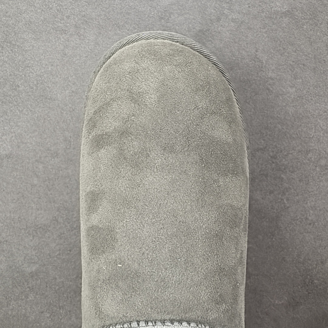 图片[8]-【SP顶级版】UGG 周冬雨MINI短靴 M/1116109 秋冬羊毛一体雪地靴 原代工厂隆丰A级真羊毛皮一体完全遵循正平正品，精选A级羊皮毛一体材质，内里毛绒如云朵般包裹双脚，白带恒温属性一寒锁温抗冻，股季透气排湿，让双脚时刻处于干爽舒适的状态，轻量化设计搭配柔韧鞋底，每一步都似踩在软垫上，再加上贴合足型的弧度与足跟支撑，无论是居家休憩,外出通勤还是日常跑腿，全天行走也无负担。 从经典高筒靴到简约拖鞋，从基础中性色到潮流设计，既能与牛仔裤、卫衣打造随性日常，也能搭配裙子、男女同款更能轻松适配情侣穿搭。 优质羊皮毛天生耐磨损，搭配扎实工艺与防水科技加持，能抵御日常磨损与雨雪侵袭。一双穿数年仍能保持柔软质感💪🏻 尺码：41-45-选品中心