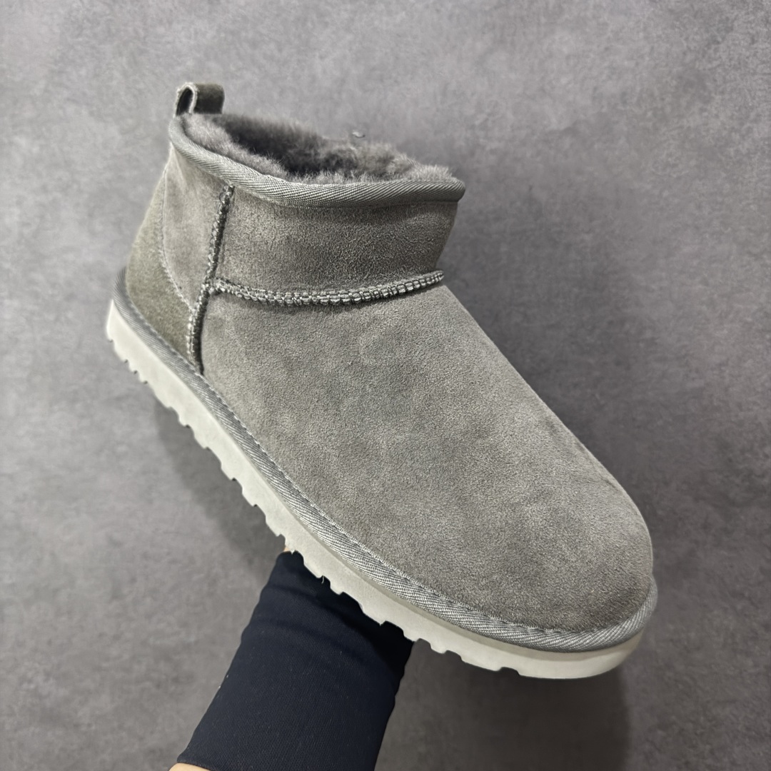 图片[3]-【SP顶级版】UGG 周冬雨MINI短靴 M/1116109 秋冬羊毛一体雪地靴 原代工厂隆丰A级真羊毛皮一体完全遵循正平正品，精选A级羊皮毛一体材质，内里毛绒如云朵般包裹双脚，白带恒温属性一寒锁温抗冻，股季透气排湿，让双脚时刻处于干爽舒适的状态，轻量化设计搭配柔韧鞋底，每一步都似踩在软垫上，再加上贴合足型的弧度与足跟支撑，无论是居家休憩,外出通勤还是日常跑腿，全天行走也无负担。 从经典高筒靴到简约拖鞋，从基础中性色到潮流设计，既能与牛仔裤、卫衣打造随性日常，也能搭配裙子、男女同款更能轻松适配情侣穿搭。 优质羊皮毛天生耐磨损，搭配扎实工艺与防水科技加持，能抵御日常磨损与雨雪侵袭。一双穿数年仍能保持柔软质感💪🏻 尺码：41-45-选品中心