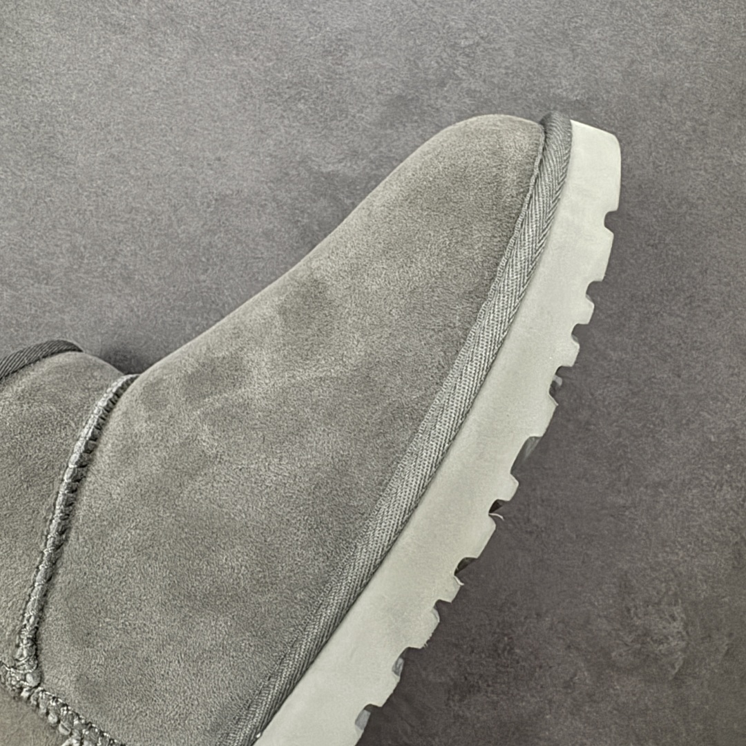 图片[5]-【SP顶级版】UGG 周冬雨MINI短靴 M/1116109 秋冬羊毛一体雪地靴 原代工厂隆丰A级真羊毛皮一体完全遵循正平正品，精选A级羊皮毛一体材质，内里毛绒如云朵般包裹双脚，白带恒温属性一寒锁温抗冻，股季透气排湿，让双脚时刻处于干爽舒适的状态，轻量化设计搭配柔韧鞋底，每一步都似踩在软垫上，再加上贴合足型的弧度与足跟支撑，无论是居家休憩,外出通勤还是日常跑腿，全天行走也无负担。 从经典高筒靴到简约拖鞋，从基础中性色到潮流设计，既能与牛仔裤、卫衣打造随性日常，也能搭配裙子、男女同款更能轻松适配情侣穿搭。 优质羊皮毛天生耐磨损，搭配扎实工艺与防水科技加持，能抵御日常磨损与雨雪侵袭。一双穿数年仍能保持柔软质感💪🏻 尺码：41-45-选品中心