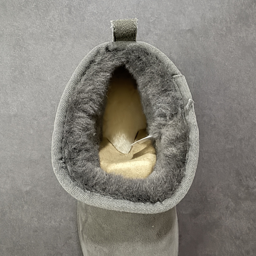 图片[7]-【SP顶级版】UGG 周冬雨MINI短靴 M/1116109 秋冬羊毛一体雪地靴 原代工厂隆丰A级真羊毛皮一体完全遵循正平正品，精选A级羊皮毛一体材质，内里毛绒如云朵般包裹双脚，白带恒温属性一寒锁温抗冻，股季透气排湿，让双脚时刻处于干爽舒适的状态，轻量化设计搭配柔韧鞋底，每一步都似踩在软垫上，再加上贴合足型的弧度与足跟支撑，无论是居家休憩,外出通勤还是日常跑腿，全天行走也无负担。 从经典高筒靴到简约拖鞋，从基础中性色到潮流设计，既能与牛仔裤、卫衣打造随性日常，也能搭配裙子、男女同款更能轻松适配情侣穿搭。 优质羊皮毛天生耐磨损，搭配扎实工艺与防水科技加持，能抵御日常磨损与雨雪侵袭。一双穿数年仍能保持柔软质感💪🏻 尺码：41-45-选品中心