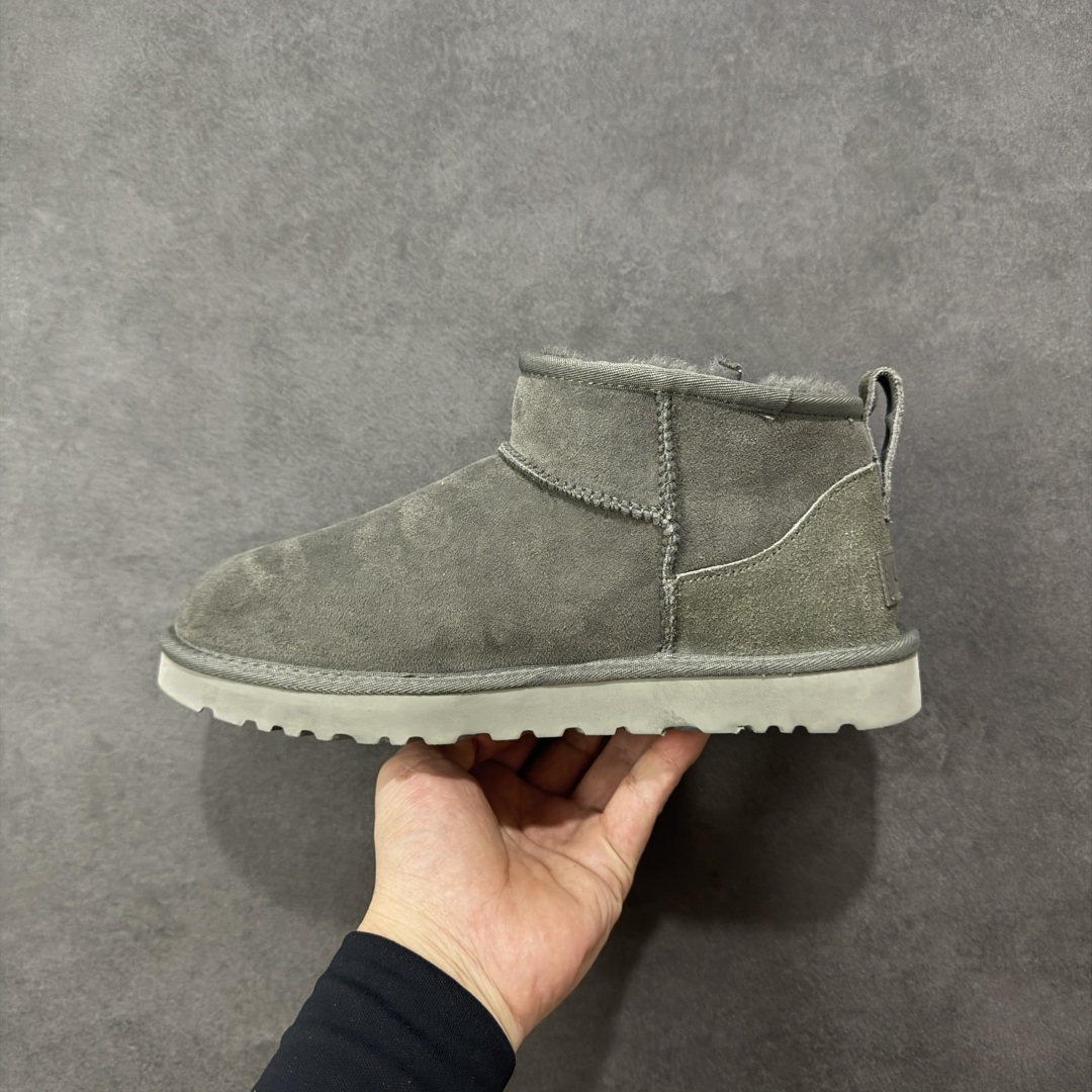 图片[2]-【SP顶级版】UGG 周冬雨MINI短靴 M/1116109 秋冬羊毛一体雪地靴 原代工厂隆丰A级真羊毛皮一体完全遵循正平正品，精选A级羊皮毛一体材质，内里毛绒如云朵般包裹双脚，白带恒温属性一寒锁温抗冻，股季透气排湿，让双脚时刻处于干爽舒适的状态，轻量化设计搭配柔韧鞋底，每一步都似踩在软垫上，再加上贴合足型的弧度与足跟支撑，无论是居家休憩,外出通勤还是日常跑腿，全天行走也无负担。 从经典高筒靴到简约拖鞋，从基础中性色到潮流设计，既能与牛仔裤、卫衣打造随性日常，也能搭配裙子、男女同款更能轻松适配情侣穿搭。 优质羊皮毛天生耐磨损，搭配扎实工艺与防水科技加持，能抵御日常磨损与雨雪侵袭。一双穿数年仍能保持柔软质感💪🏻 尺码：41-45-选品中心
