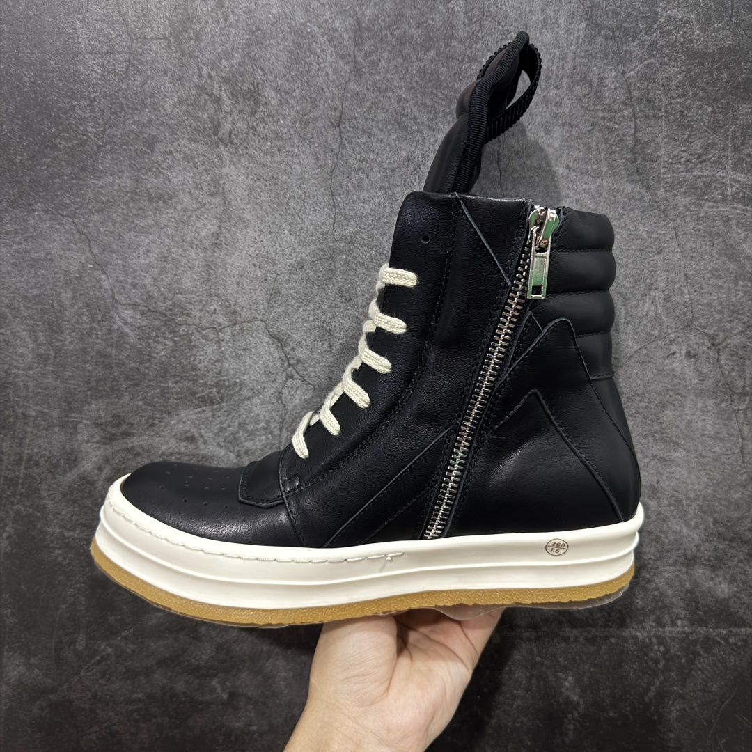 图片[2]-【莞顶渠道】RO欧文斯Rick owens 倒三角 黑白皮生胶经典绑带搭配色，独特的倒三角和长鞋舌设计 进口原料牛皮 莞产超级顶货 新配色陆续上架 产品只会越做越漂亮💯 鞋头采用原版一致工艺 又翘又歪的效果目前这个技术市面上的任何版本都达不到这个效果 私模开发 细节一步到位不敢说百分百💯保证有百分之98还原 慢工出细活 好的产品不怕晚 这次的开发针对艺术家 收藏家 高品质 的人群 水染粒面小牛皮材质，和针车间距都是极致还原！ 顶级头层的小牛皮，质感无敌，奢侈品的触感！ 定制品牌logo的拉链！超大一比一规格礼盒装，重达3斤以上，外加定制欧文斯保护盒！ 配有日文、英文，双语种配件卡片！细节诠释，一件不落。 鞋盒翻盖 三标，正面+底部都一一做到！虽然增加不了实质的成本，但是打磨产品的细节，再微小也会还原！ 尺码：35 36 37 38 39 40 41 42 43 44 45 46-选品中心