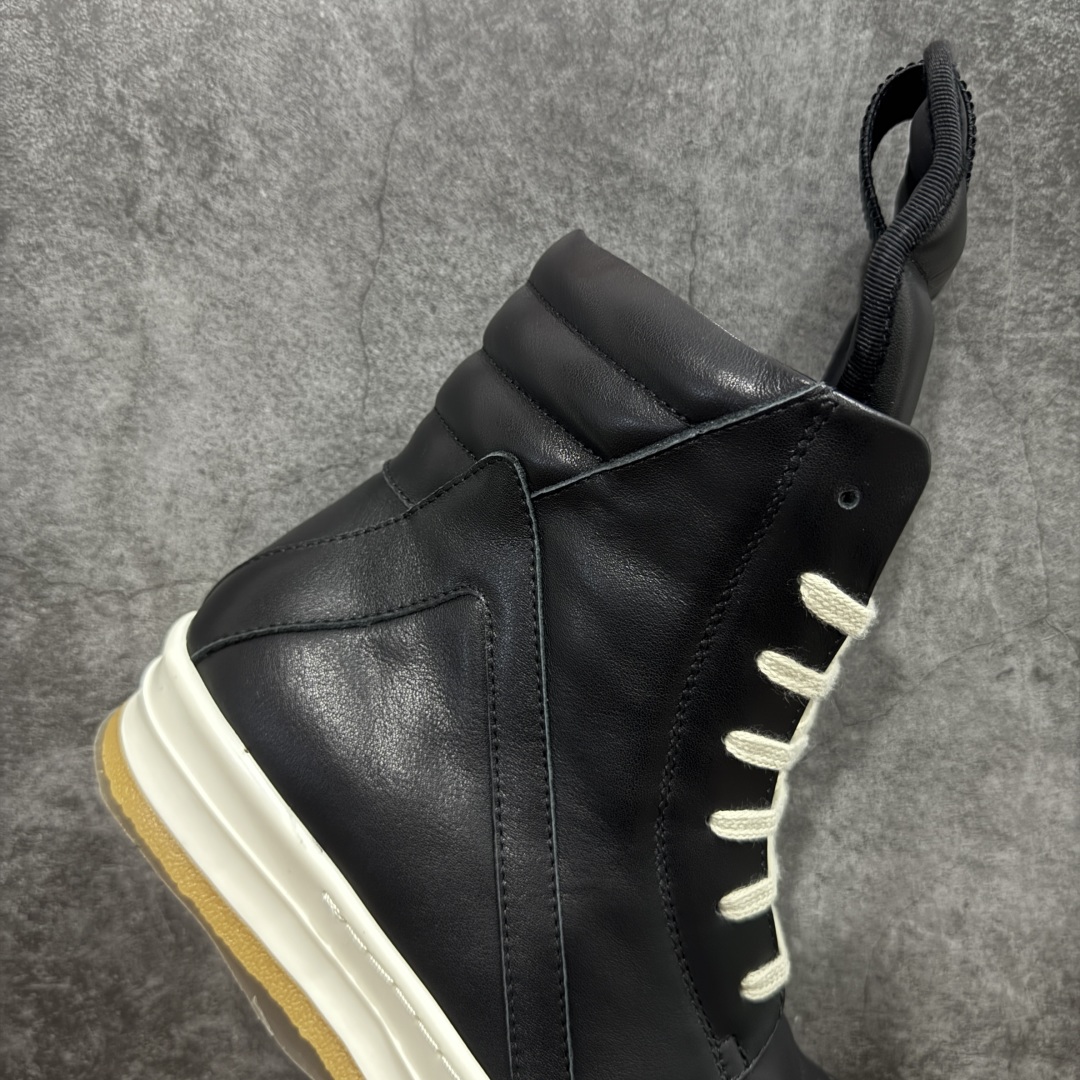 图片[7]-【莞顶渠道】RO欧文斯Rick owens 倒三角 黑白皮生胶经典绑带搭配色，独特的倒三角和长鞋舌设计 进口原料牛皮 莞产超级顶货 新配色陆续上架 产品只会越做越漂亮💯 鞋头采用原版一致工艺 又翘又歪的效果目前这个技术市面上的任何版本都达不到这个效果 私模开发 细节一步到位不敢说百分百💯保证有百分之98还原 慢工出细活 好的产品不怕晚 这次的开发针对艺术家 收藏家 高品质 的人群 水染粒面小牛皮材质，和针车间距都是极致还原！ 顶级头层的小牛皮，质感无敌，奢侈品的触感！ 定制品牌logo的拉链！超大一比一规格礼盒装，重达3斤以上，外加定制欧文斯保护盒！ 配有日文、英文，双语种配件卡片！细节诠释，一件不落。 鞋盒翻盖 三标，正面+底部都一一做到！虽然增加不了实质的成本，但是打磨产品的细节，再微小也会还原！ 尺码：35 36 37 38 39 40 41 42 43 44 45 46-选品中心