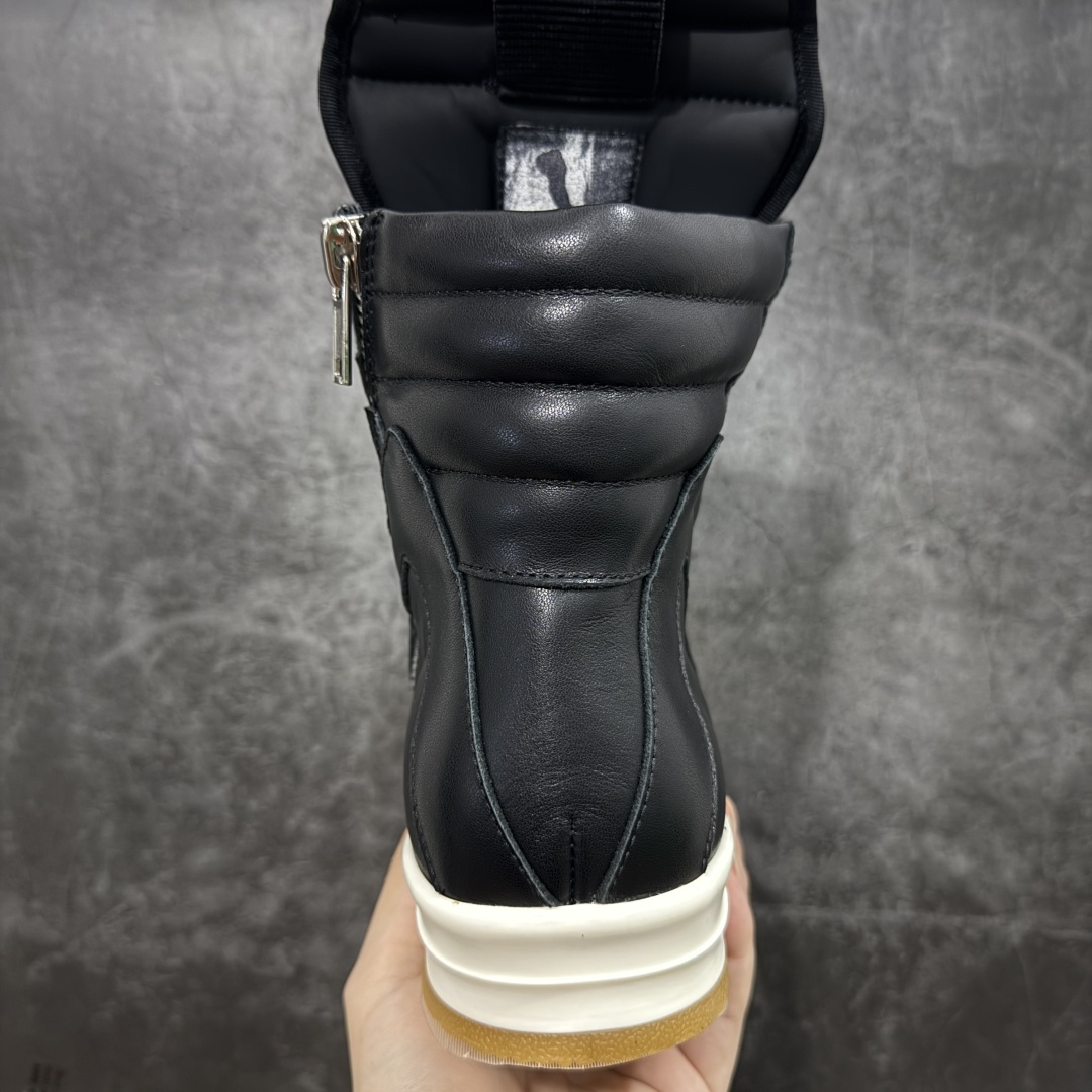 图片[4]-【莞顶渠道】RO欧文斯Rick owens 倒三角 黑白皮生胶经典绑带搭配色，独特的倒三角和长鞋舌设计 进口原料牛皮 莞产超级顶货 新配色陆续上架 产品只会越做越漂亮💯 鞋头采用原版一致工艺 又翘又歪的效果目前这个技术市面上的任何版本都达不到这个效果 私模开发 细节一步到位不敢说百分百💯保证有百分之98还原 慢工出细活 好的产品不怕晚 这次的开发针对艺术家 收藏家 高品质 的人群 水染粒面小牛皮材质，和针车间距都是极致还原！ 顶级头层的小牛皮，质感无敌，奢侈品的触感！ 定制品牌logo的拉链！超大一比一规格礼盒装，重达3斤以上，外加定制欧文斯保护盒！ 配有日文、英文，双语种配件卡片！细节诠释，一件不落。 鞋盒翻盖 三标，正面+底部都一一做到！虽然增加不了实质的成本，但是打磨产品的细节，再微小也会还原！ 尺码：35 36 37 38 39 40 41 42 43 44 45 46-选品中心