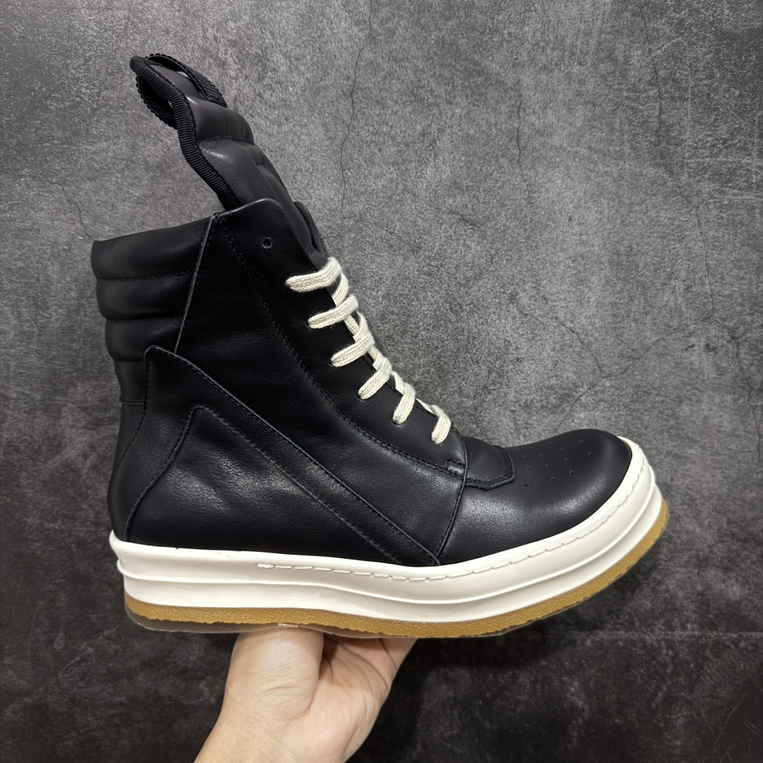 【莞顶渠道】RO欧文斯Rick owens 倒三角 黑白皮生胶经典绑带搭配色,独特的倒三角和长鞋舌设计 进口原料牛皮 莞产超级顶货 新配色陆续上架 产品只会越做越漂亮💯 鞋头采用原版一致工艺 又翘又歪的效果目前这个技术市面上的任何版本都达不到这个效果 私模开发 细节一步到位不敢说百分百💯保证有百分之98还原 慢工出细活 好的产品不怕晚 这次的开发针对艺术家 收藏家 高品质 的人群 水染粒面小牛皮材质,和针车间距都是极致还原! 顶级头层的小牛皮,质感无敌,奢侈品的触感! 定制品牌logo的拉链!超大一比一规格礼盒装,重达3斤以上,外加定制欧文斯保护盒! 配有日文、英文,双语种配件卡片!细节诠释,一件不落。 鞋盒翻盖 三标,正面+底部都一一做到!虽然增加不了实质的成本,但是打磨产品的细节,再微小也会还原! 尺码:35 36 37 38 39 40 41 42 43 44 45 46-选品中心