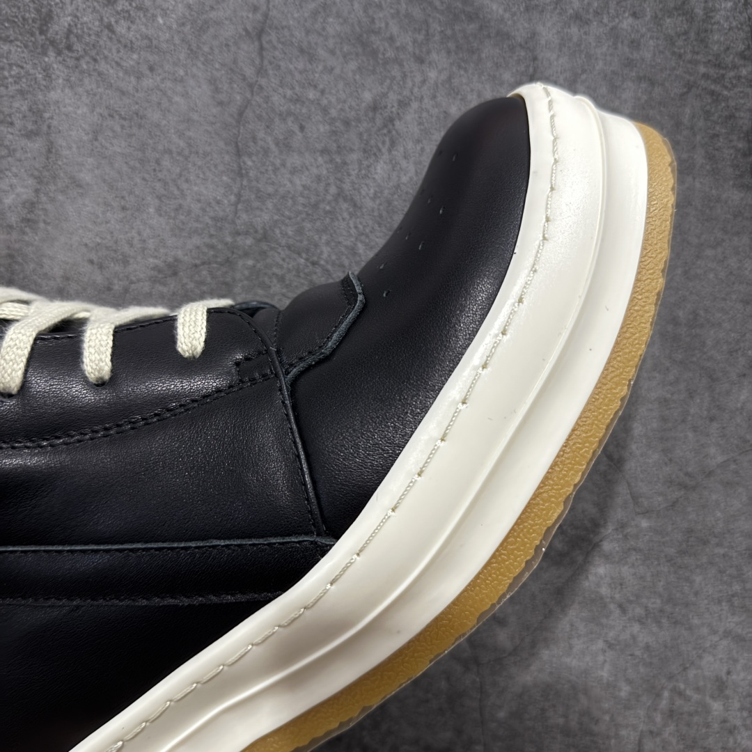 图片[6]-【莞顶渠道】RO欧文斯Rick owens 倒三角 黑白皮生胶经典绑带搭配色，独特的倒三角和长鞋舌设计 进口原料牛皮 莞产超级顶货 新配色陆续上架 产品只会越做越漂亮💯 鞋头采用原版一致工艺 又翘又歪的效果目前这个技术市面上的任何版本都达不到这个效果 私模开发 细节一步到位不敢说百分百💯保证有百分之98还原 慢工出细活 好的产品不怕晚 这次的开发针对艺术家 收藏家 高品质 的人群 水染粒面小牛皮材质，和针车间距都是极致还原！ 顶级头层的小牛皮，质感无敌，奢侈品的触感！ 定制品牌logo的拉链！超大一比一规格礼盒装，重达3斤以上，外加定制欧文斯保护盒！ 配有日文、英文，双语种配件卡片！细节诠释，一件不落。 鞋盒翻盖 三标，正面+底部都一一做到！虽然增加不了实质的成本，但是打磨产品的细节，再微小也会还原！ 尺码：35 36 37 38 39 40 41 42 43 44 45 46-选品中心