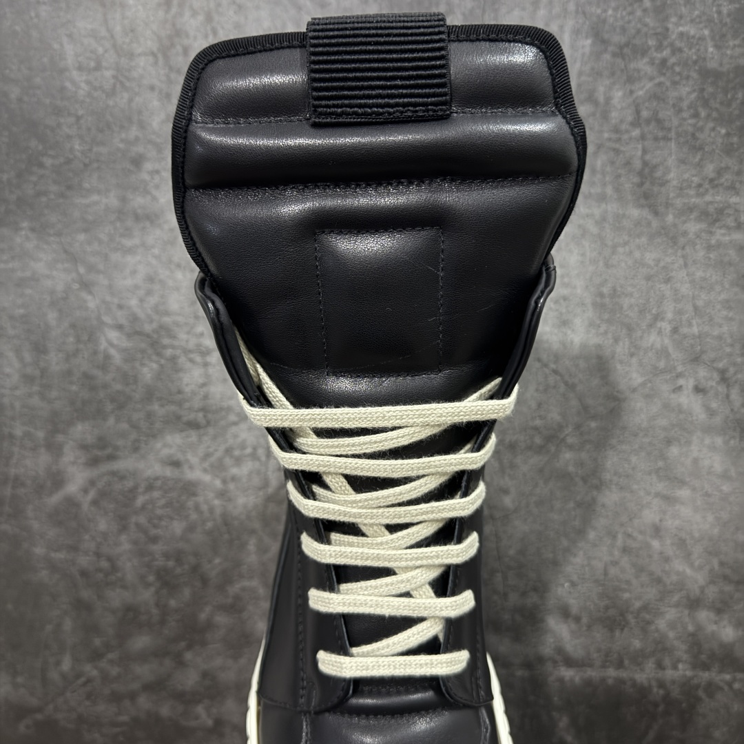 图片[8]-【莞顶渠道】RO欧文斯Rick owens 倒三角 黑白皮生胶经典绑带搭配色，独特的倒三角和长鞋舌设计 进口原料牛皮 莞产超级顶货 新配色陆续上架 产品只会越做越漂亮💯 鞋头采用原版一致工艺 又翘又歪的效果目前这个技术市面上的任何版本都达不到这个效果 私模开发 细节一步到位不敢说百分百💯保证有百分之98还原 慢工出细活 好的产品不怕晚 这次的开发针对艺术家 收藏家 高品质 的人群 水染粒面小牛皮材质，和针车间距都是极致还原！ 顶级头层的小牛皮，质感无敌，奢侈品的触感！ 定制品牌logo的拉链！超大一比一规格礼盒装，重达3斤以上，外加定制欧文斯保护盒！ 配有日文、英文，双语种配件卡片！细节诠释，一件不落。 鞋盒翻盖 三标，正面+底部都一一做到！虽然增加不了实质的成本，但是打磨产品的细节，再微小也会还原！ 尺码：35 36 37 38 39 40 41 42 43 44 45 46-选品中心