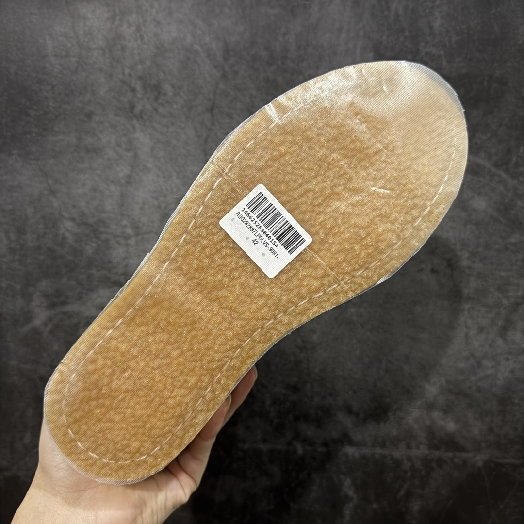 图片[9]-【莞顶渠道】RO欧文斯Rick owens 倒三角 黑白皮生胶经典绑带搭配色，独特的倒三角和长鞋舌设计 进口原料牛皮 莞产超级顶货 新配色陆续上架 产品只会越做越漂亮💯 鞋头采用原版一致工艺 又翘又歪的效果目前这个技术市面上的任何版本都达不到这个效果 私模开发 细节一步到位不敢说百分百💯保证有百分之98还原 慢工出细活 好的产品不怕晚 这次的开发针对艺术家 收藏家 高品质 的人群 水染粒面小牛皮材质，和针车间距都是极致还原！ 顶级头层的小牛皮，质感无敌，奢侈品的触感！ 定制品牌logo的拉链！超大一比一规格礼盒装，重达3斤以上，外加定制欧文斯保护盒！ 配有日文、英文，双语种配件卡片！细节诠释，一件不落。 鞋盒翻盖 三标，正面+底部都一一做到！虽然增加不了实质的成本，但是打磨产品的细节，再微小也会还原！ 尺码：35 36 37 38 39 40 41 42 43 44 45 46-选品中心