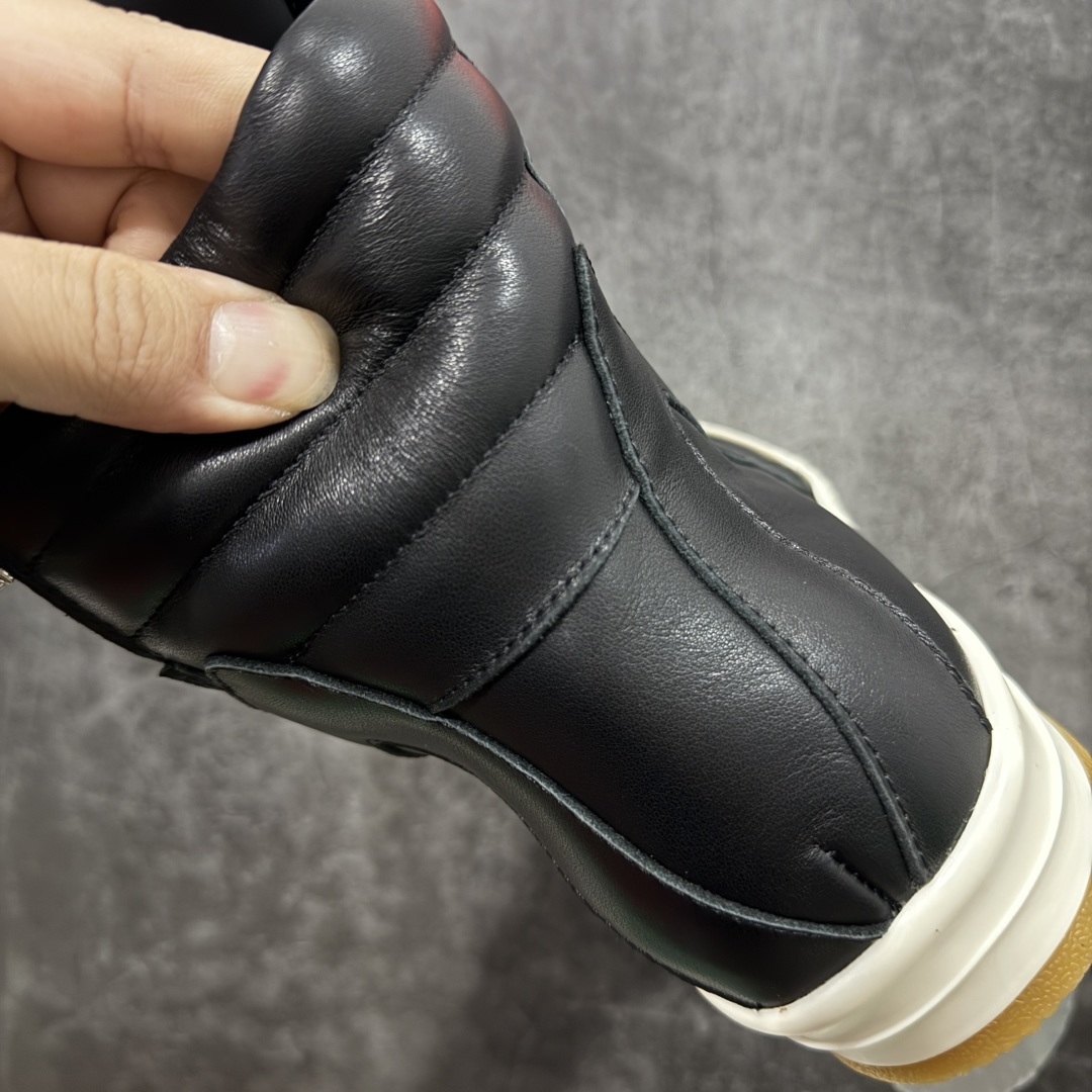 图片[2]-【莞顶渠道】RO欧文斯Rick owens 倒三角 黑白皮生胶经典绑带搭配色，独特的倒三角和长鞋舌设计 进口原料牛皮 莞产超级顶货 新配色陆续上架 产品只会越做越漂亮💯 鞋头采用原版一致工艺 又翘又歪的效果目前这个技术市面上的任何版本都达不到这个效果 私模开发 细节一步到位不敢说百分百💯保证有百分之98还原 慢工出细活 好的产品不怕晚 这次的开发针对艺术家 收藏家 高品质 的人群 水染粒面小牛皮材质，和针车间距都是极致还原！ 顶级头层的小牛皮，质感无敌，奢侈品的触感！ 定制品牌logo的拉链！超大一比一规格礼盒装，重达3斤以上，外加定制欧文斯保护盒！ 配有日文、英文，双语种配件卡片！细节诠释，一件不落。 鞋盒翻盖 三标，正面+底部都一一做到！虽然增加不了实质的成本，但是打磨产品的细节，再微小也会还原！ 尺码：35 36 37 38 39 40 41 42 43 44 45 46-选品中心