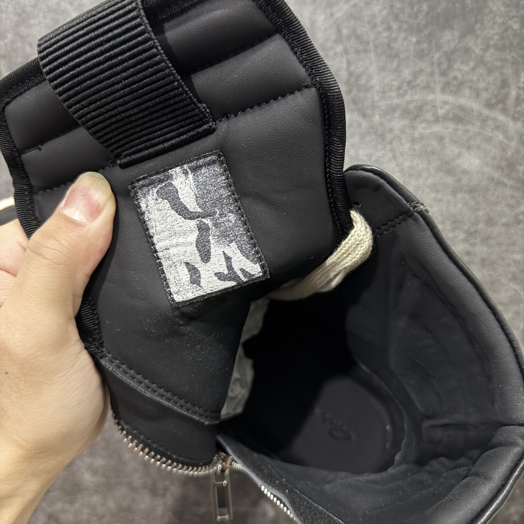 图片[6]-【莞顶渠道】RO欧文斯Rick owens 倒三角 黑白皮生胶经典绑带搭配色，独特的倒三角和长鞋舌设计 进口原料牛皮 莞产超级顶货 新配色陆续上架 产品只会越做越漂亮💯 鞋头采用原版一致工艺 又翘又歪的效果目前这个技术市面上的任何版本都达不到这个效果 私模开发 细节一步到位不敢说百分百💯保证有百分之98还原 慢工出细活 好的产品不怕晚 这次的开发针对艺术家 收藏家 高品质 的人群 水染粒面小牛皮材质，和针车间距都是极致还原！ 顶级头层的小牛皮，质感无敌，奢侈品的触感！ 定制品牌logo的拉链！超大一比一规格礼盒装，重达3斤以上，外加定制欧文斯保护盒！ 配有日文、英文，双语种配件卡片！细节诠释，一件不落。 鞋盒翻盖 三标，正面+底部都一一做到！虽然增加不了实质的成本，但是打磨产品的细节，再微小也会还原！ 尺码：35 36 37 38 39 40 41 42 43 44 45 46-选品中心