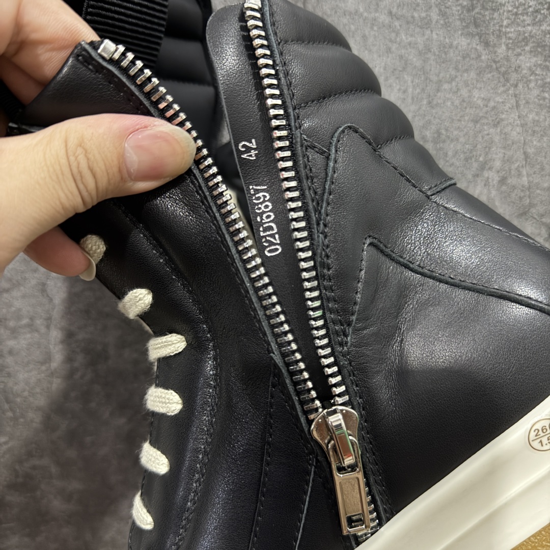 图片[8]-【莞顶渠道】RO欧文斯Rick owens 倒三角 黑白皮生胶经典绑带搭配色，独特的倒三角和长鞋舌设计 进口原料牛皮 莞产超级顶货 新配色陆续上架 产品只会越做越漂亮💯 鞋头采用原版一致工艺 又翘又歪的效果目前这个技术市面上的任何版本都达不到这个效果 私模开发 细节一步到位不敢说百分百💯保证有百分之98还原 慢工出细活 好的产品不怕晚 这次的开发针对艺术家 收藏家 高品质 的人群 水染粒面小牛皮材质，和针车间距都是极致还原！ 顶级头层的小牛皮，质感无敌，奢侈品的触感！ 定制品牌logo的拉链！超大一比一规格礼盒装，重达3斤以上，外加定制欧文斯保护盒！ 配有日文、英文，双语种配件卡片！细节诠释，一件不落。 鞋盒翻盖 三标，正面+底部都一一做到！虽然增加不了实质的成本，但是打磨产品的细节，再微小也会还原！ 尺码：35 36 37 38 39 40 41 42 43 44 45 46-选品中心