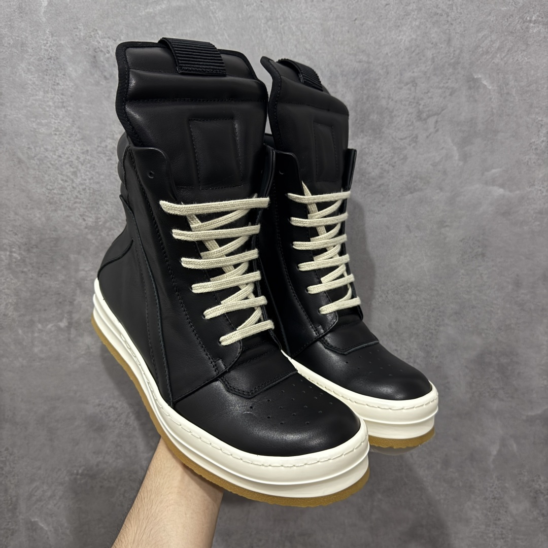 【莞顶渠道】RO欧文斯Rick owens 倒三角 黑白皮生胶经典绑带搭配色,独特的倒三角和长鞋舌设计 进口原料牛皮 莞产超级顶货 新配色陆续上架 产品只会越做越漂亮💯 鞋头采用原版一致工艺 又翘又歪的效果目前这个技术市面上的任何版本都达不到这个效果 私模开发 细节一步到位不敢说百分百💯保证有百分之98还原 慢工出细活 好的产品不怕晚 这次的开发针对艺术家 收藏家 高品质 的人群 水染粒面小牛皮材质,和针车间距都是极致还原! 顶级头层的小牛皮,质感无敌,奢侈品的触感! 定制品牌logo的拉链!超大一比一规格礼盒装,重达3斤以上,外加定制欧文斯保护盒! 配有日文、英文,双语种配件卡片!细节诠释,一件不落。 鞋盒翻盖 三标,正面+底部都一一做到!虽然增加不了实质的成本,但是打磨产品的细节,再微小也会还原! 尺码:35 36 37 38 39 40 41 42 43 44 45 46-选品中心