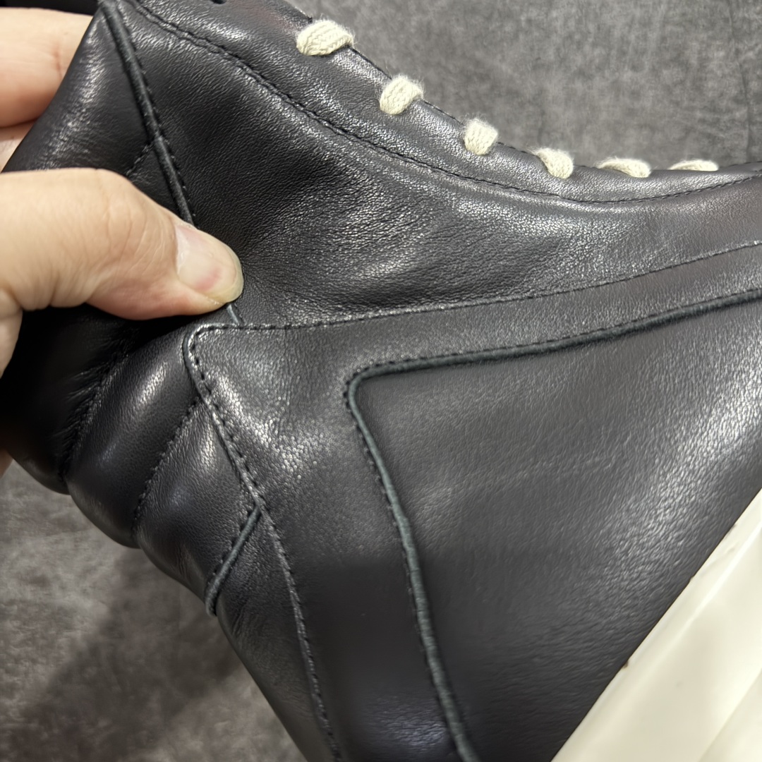 图片[3]-【莞顶渠道】RO欧文斯Rick owens 倒三角 黑白皮生胶经典绑带搭配色，独特的倒三角和长鞋舌设计 进口原料牛皮 莞产超级顶货 新配色陆续上架 产品只会越做越漂亮💯 鞋头采用原版一致工艺 又翘又歪的效果目前这个技术市面上的任何版本都达不到这个效果 私模开发 细节一步到位不敢说百分百💯保证有百分之98还原 慢工出细活 好的产品不怕晚 这次的开发针对艺术家 收藏家 高品质 的人群 水染粒面小牛皮材质，和针车间距都是极致还原！ 顶级头层的小牛皮，质感无敌，奢侈品的触感！ 定制品牌logo的拉链！超大一比一规格礼盒装，重达3斤以上，外加定制欧文斯保护盒！ 配有日文、英文，双语种配件卡片！细节诠释，一件不落。 鞋盒翻盖 三标，正面+底部都一一做到！虽然增加不了实质的成本，但是打磨产品的细节，再微小也会还原！ 尺码：35 36 37 38 39 40 41 42 43 44 45 46-选品中心