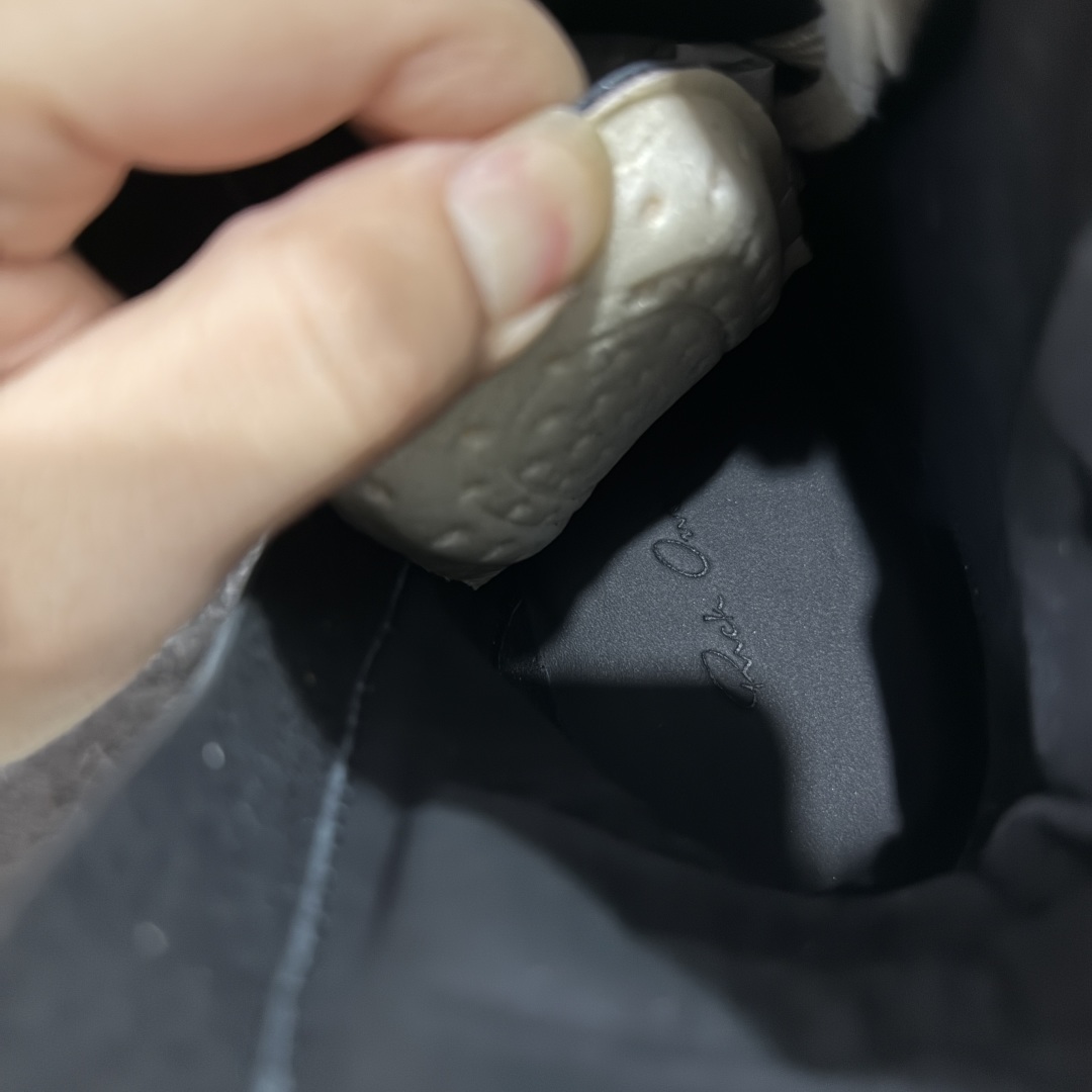 图片[7]-【莞顶渠道】RO欧文斯Rick owens 倒三角 黑白皮生胶经典绑带搭配色，独特的倒三角和长鞋舌设计 进口原料牛皮 莞产超级顶货 新配色陆续上架 产品只会越做越漂亮💯 鞋头采用原版一致工艺 又翘又歪的效果目前这个技术市面上的任何版本都达不到这个效果 私模开发 细节一步到位不敢说百分百💯保证有百分之98还原 慢工出细活 好的产品不怕晚 这次的开发针对艺术家 收藏家 高品质 的人群 水染粒面小牛皮材质，和针车间距都是极致还原！ 顶级头层的小牛皮，质感无敌，奢侈品的触感！ 定制品牌logo的拉链！超大一比一规格礼盒装，重达3斤以上，外加定制欧文斯保护盒！ 配有日文、英文，双语种配件卡片！细节诠释，一件不落。 鞋盒翻盖 三标，正面+底部都一一做到！虽然增加不了实质的成本，但是打磨产品的细节，再微小也会还原！ 尺码：35 36 37 38 39 40 41 42 43 44 45 46-选品中心