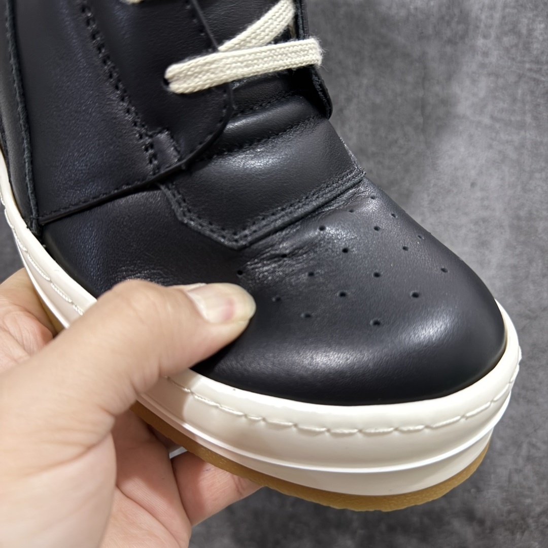 图片[4]-【莞顶渠道】RO欧文斯Rick owens 倒三角 黑白皮生胶经典绑带搭配色，独特的倒三角和长鞋舌设计 进口原料牛皮 莞产超级顶货 新配色陆续上架 产品只会越做越漂亮💯 鞋头采用原版一致工艺 又翘又歪的效果目前这个技术市面上的任何版本都达不到这个效果 私模开发 细节一步到位不敢说百分百💯保证有百分之98还原 慢工出细活 好的产品不怕晚 这次的开发针对艺术家 收藏家 高品质 的人群 水染粒面小牛皮材质，和针车间距都是极致还原！ 顶级头层的小牛皮，质感无敌，奢侈品的触感！ 定制品牌logo的拉链！超大一比一规格礼盒装，重达3斤以上，外加定制欧文斯保护盒！ 配有日文、英文，双语种配件卡片！细节诠释，一件不落。 鞋盒翻盖 三标，正面+底部都一一做到！虽然增加不了实质的成本，但是打磨产品的细节，再微小也会还原！ 尺码：35 36 37 38 39 40 41 42 43 44 45 46-选品中心