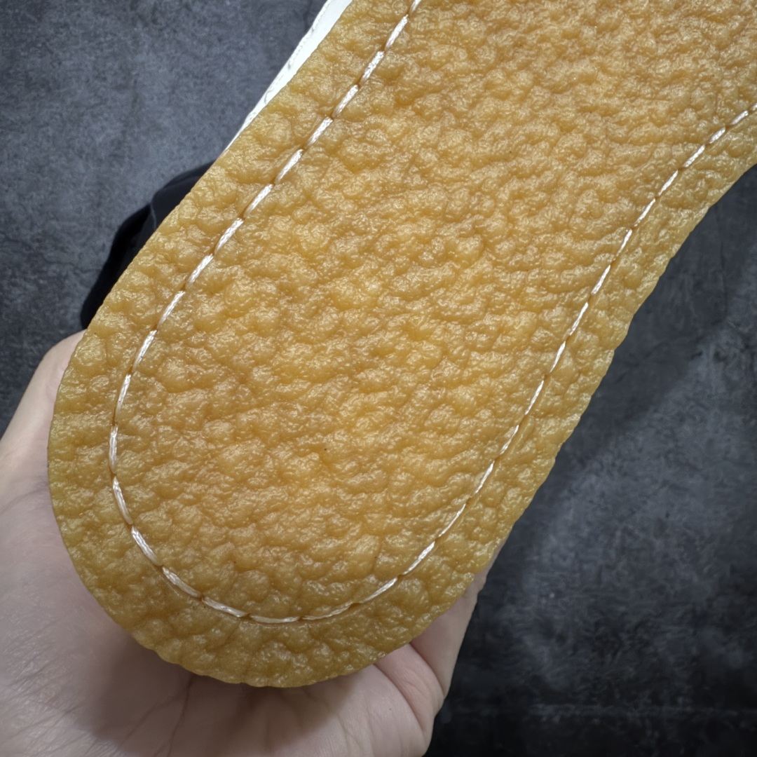 图片[9]-【莞顶渠道】RO欧文斯Rick owens 倒三角 黑白皮生胶经典绑带搭配色，独特的倒三角和长鞋舌设计 进口原料牛皮 莞产超级顶货 新配色陆续上架 产品只会越做越漂亮💯 鞋头采用原版一致工艺 又翘又歪的效果目前这个技术市面上的任何版本都达不到这个效果 私模开发 细节一步到位不敢说百分百💯保证有百分之98还原 慢工出细活 好的产品不怕晚 这次的开发针对艺术家 收藏家 高品质 的人群 水染粒面小牛皮材质，和针车间距都是极致还原！ 顶级头层的小牛皮，质感无敌，奢侈品的触感！ 定制品牌logo的拉链！超大一比一规格礼盒装，重达3斤以上，外加定制欧文斯保护盒！ 配有日文、英文，双语种配件卡片！细节诠释，一件不落。 鞋盒翻盖 三标，正面+底部都一一做到！虽然增加不了实质的成本，但是打磨产品的细节，再微小也会还原！ 尺码：35 36 37 38 39 40 41 42 43 44 45 46-选品中心