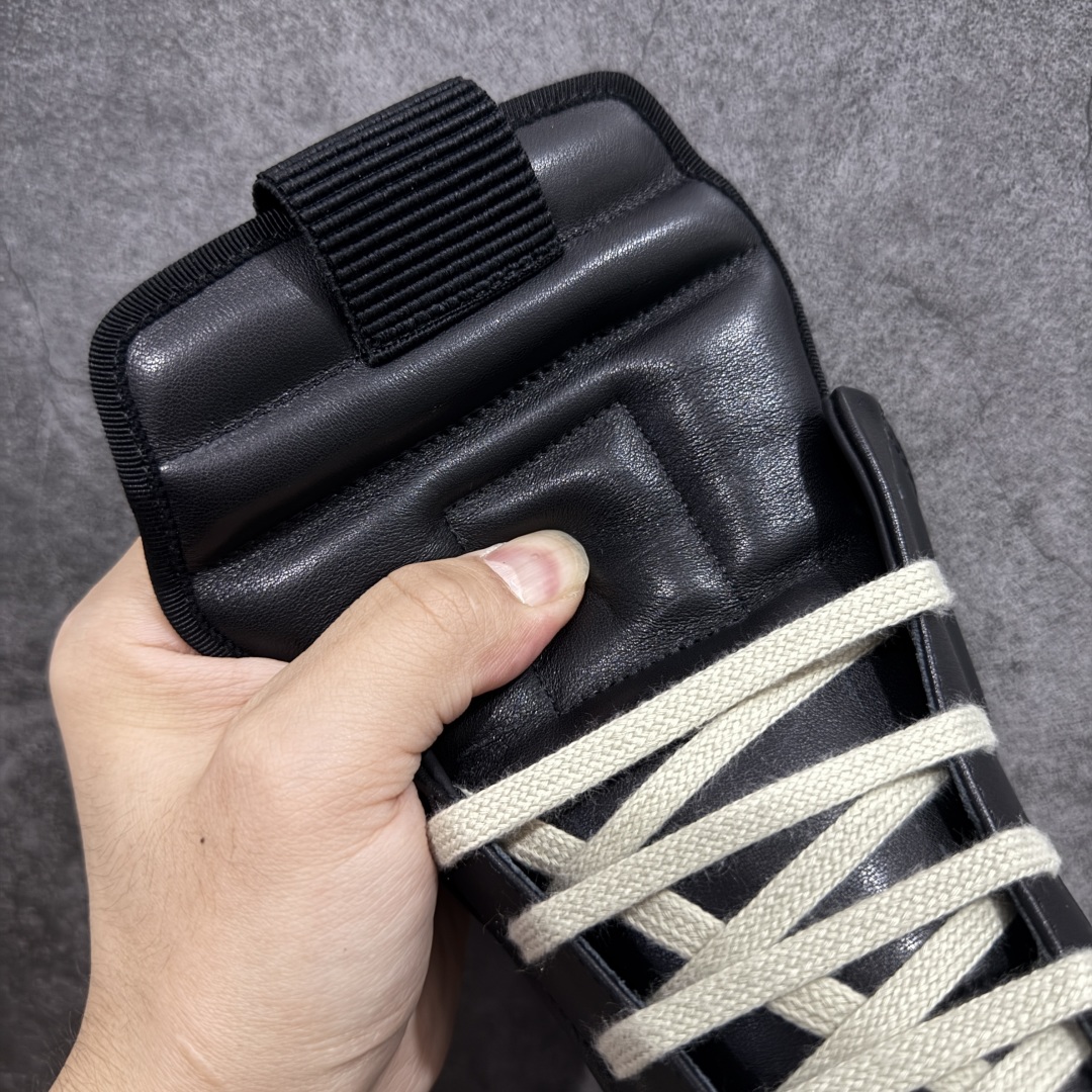 图片[5]-【莞顶渠道】RO欧文斯Rick owens 倒三角 黑白皮生胶经典绑带搭配色，独特的倒三角和长鞋舌设计 进口原料牛皮 莞产超级顶货 新配色陆续上架 产品只会越做越漂亮💯 鞋头采用原版一致工艺 又翘又歪的效果目前这个技术市面上的任何版本都达不到这个效果 私模开发 细节一步到位不敢说百分百💯保证有百分之98还原 慢工出细活 好的产品不怕晚 这次的开发针对艺术家 收藏家 高品质 的人群 水染粒面小牛皮材质，和针车间距都是极致还原！ 顶级头层的小牛皮，质感无敌，奢侈品的触感！ 定制品牌logo的拉链！超大一比一规格礼盒装，重达3斤以上，外加定制欧文斯保护盒！ 配有日文、英文，双语种配件卡片！细节诠释，一件不落。 鞋盒翻盖 三标，正面+底部都一一做到！虽然增加不了实质的成本，但是打磨产品的细节，再微小也会还原！ 尺码：35 36 37 38 39 40 41 42 43 44 45 46-选品中心